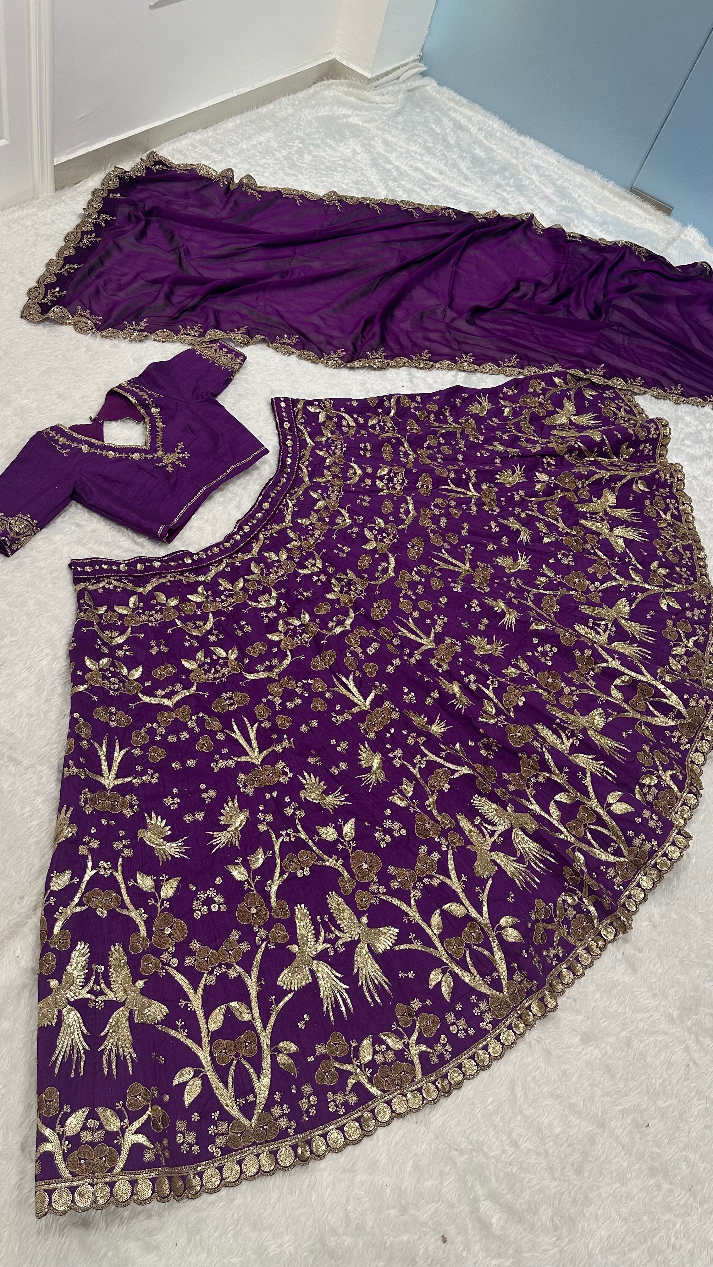 पार्टी वियर खूबसूरत लहंगा चोली सीक्विन, ज़री और डोरी वर्क के साथ