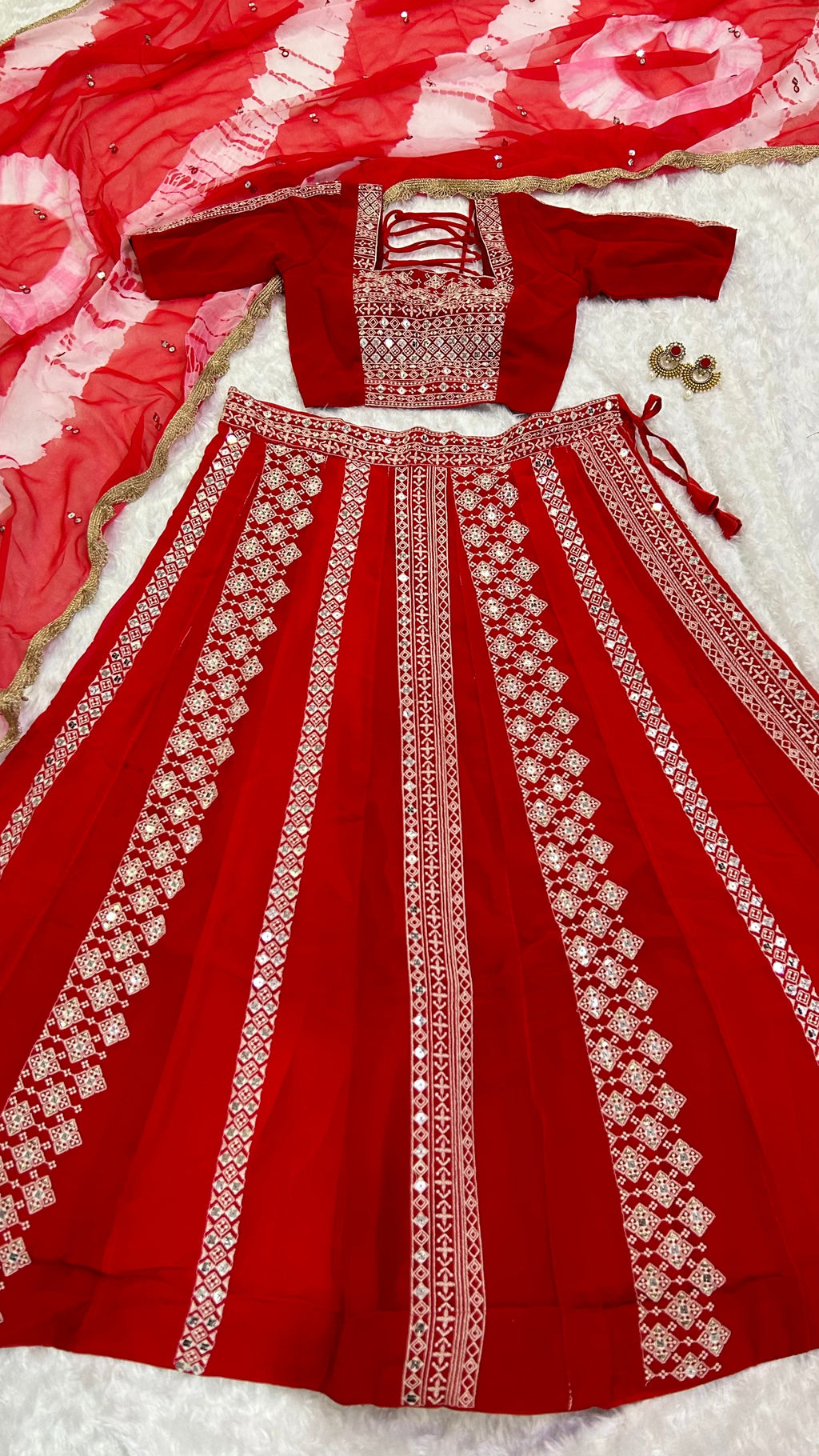 कॉटन थ्रेड और सीक्वेंस वर्क के साथ पार्टी वियर लहंगा चोली