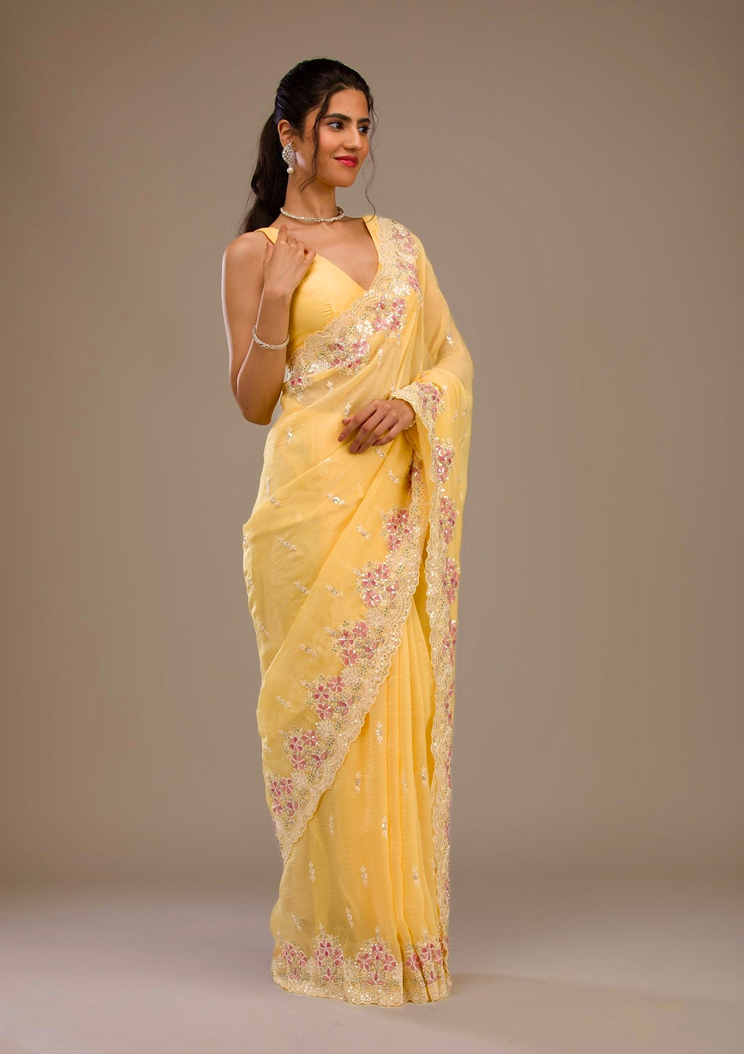 कढ़ाई के धागों और सेक्विन वर्क वाली डिज़ाइनर साड़ी