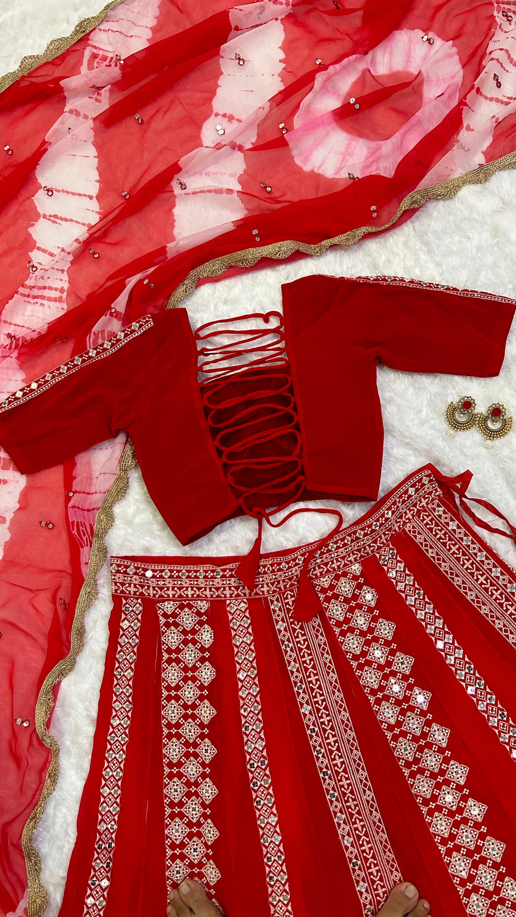 कॉटन थ्रेड और सीक्वेंस वर्क के साथ पार्टी वियर लहंगा चोली