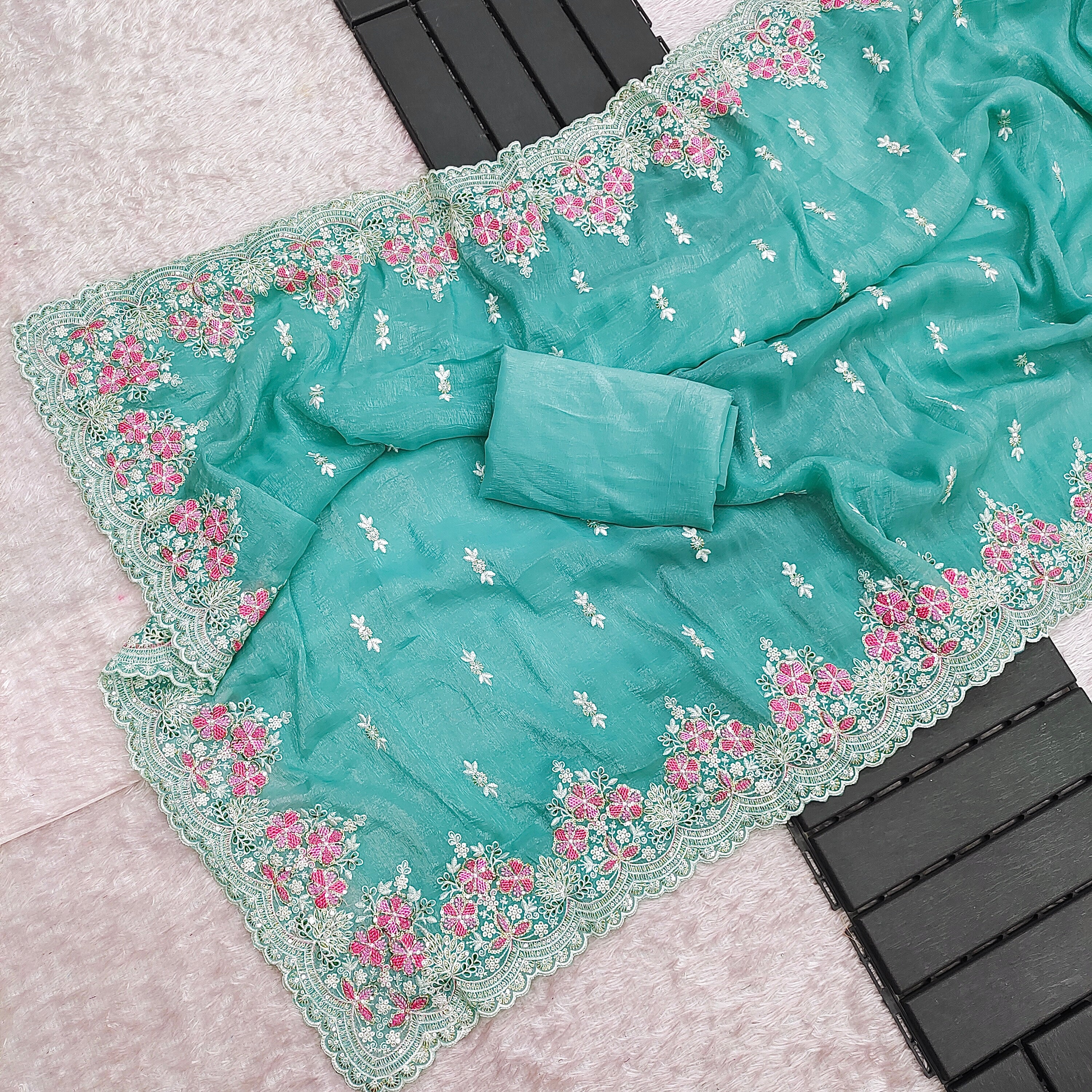 कढ़ाई के धागों और सेक्विन वर्क वाली डिज़ाइनर साड़ी