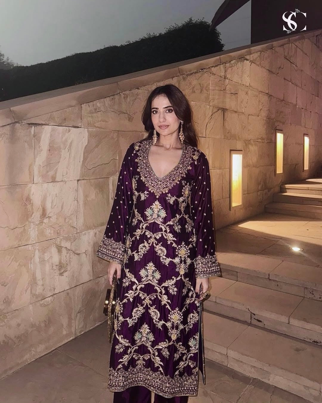 कढ़ाई कोडिंग अनुक्रम कार्य के साथ पार्टी वियर सूट सेट