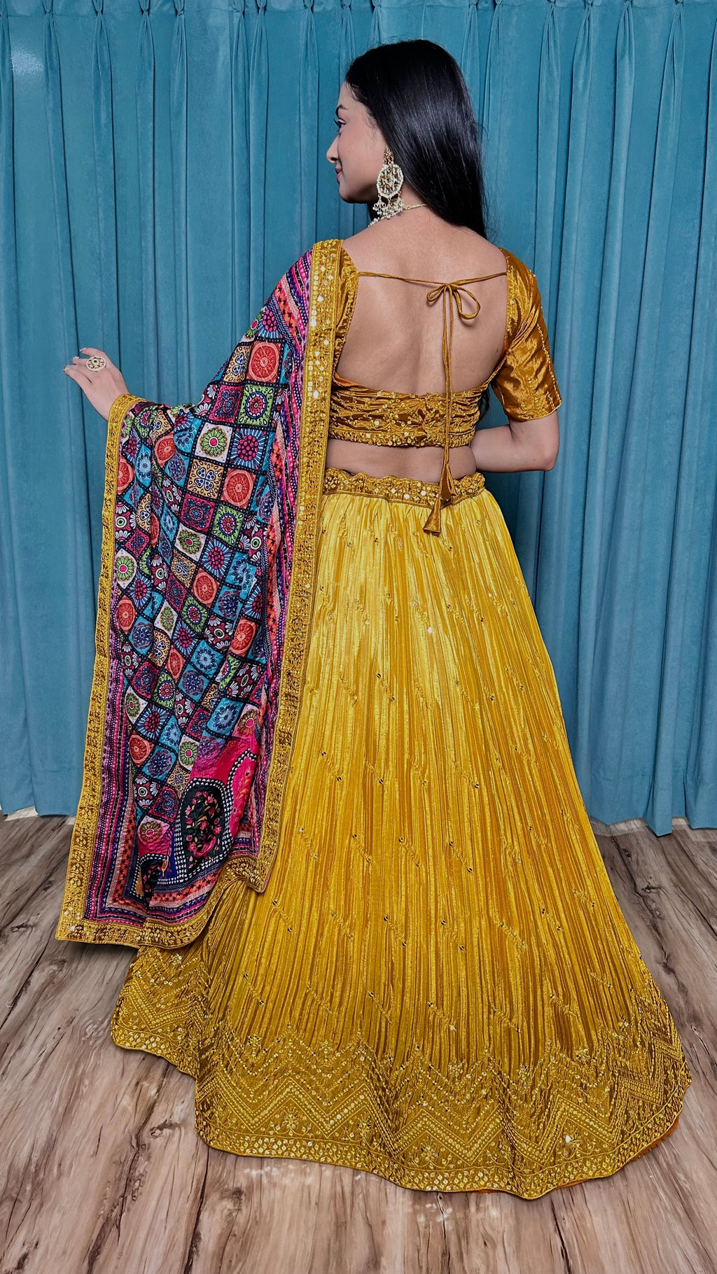 सीक्वेंस और थ्रेड वर्क के साथ पार्टी वियर लहंगा चोली