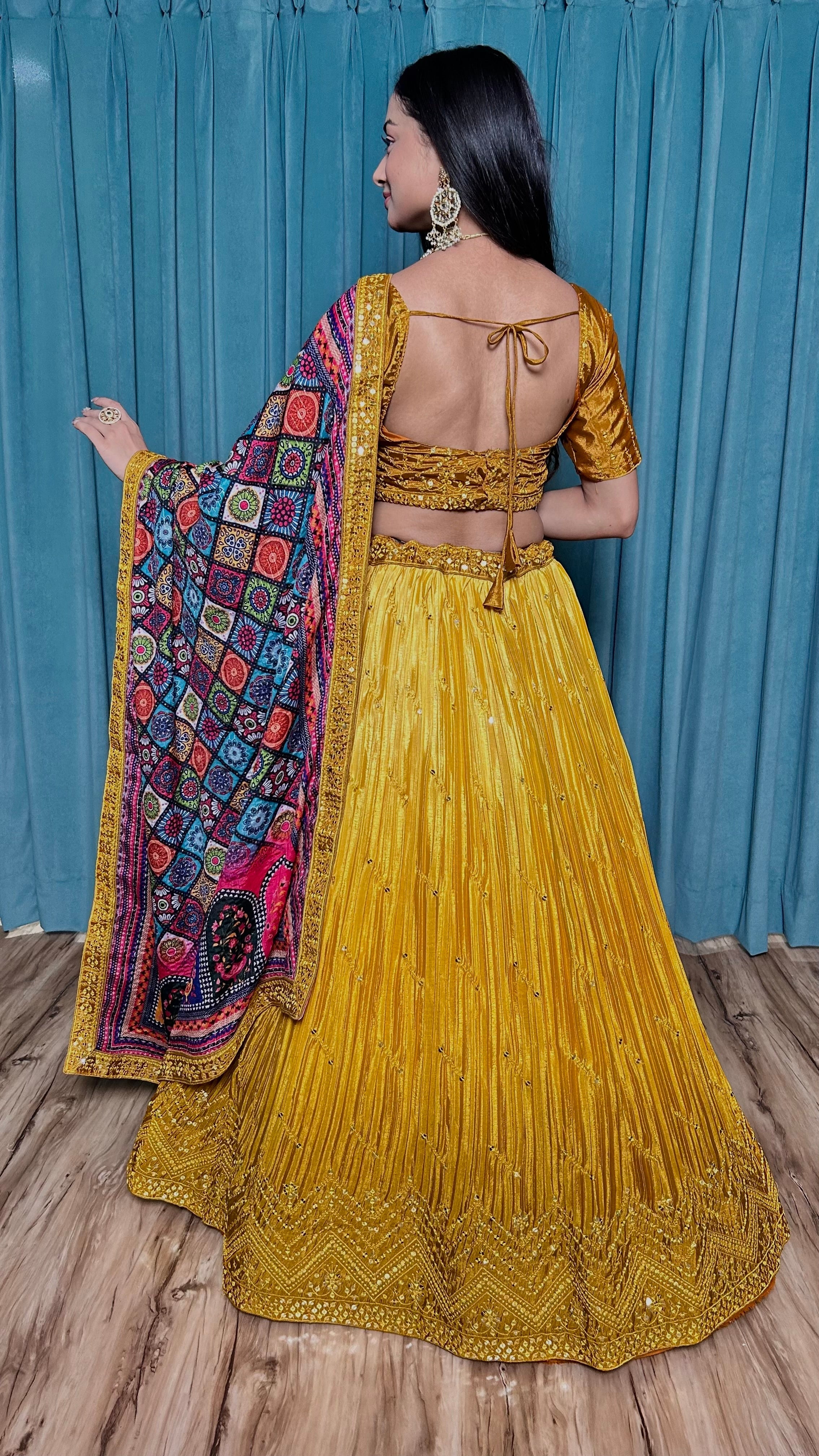 सीक्वेंस और थ्रेड वर्क के साथ पार्टी वियर लहंगा चोली