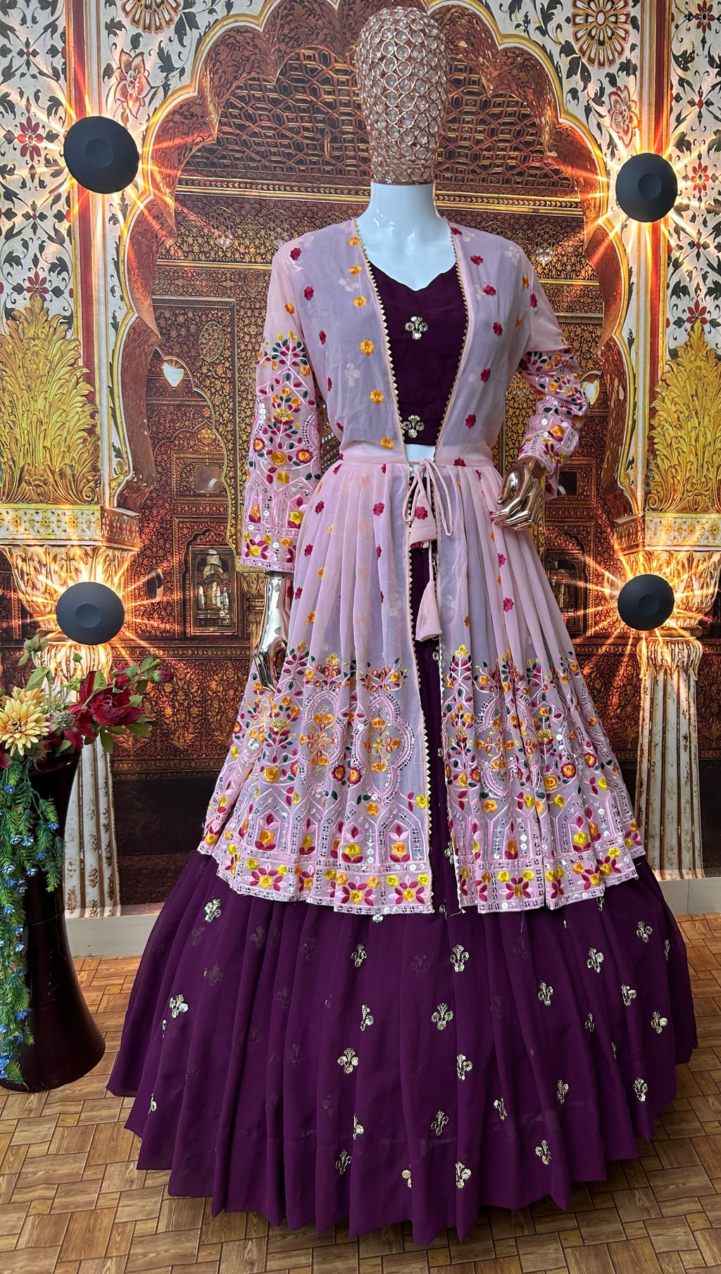 डिज़ाइनर पार्टी वियर लहंगा चोली और खूबसूरत कोटी