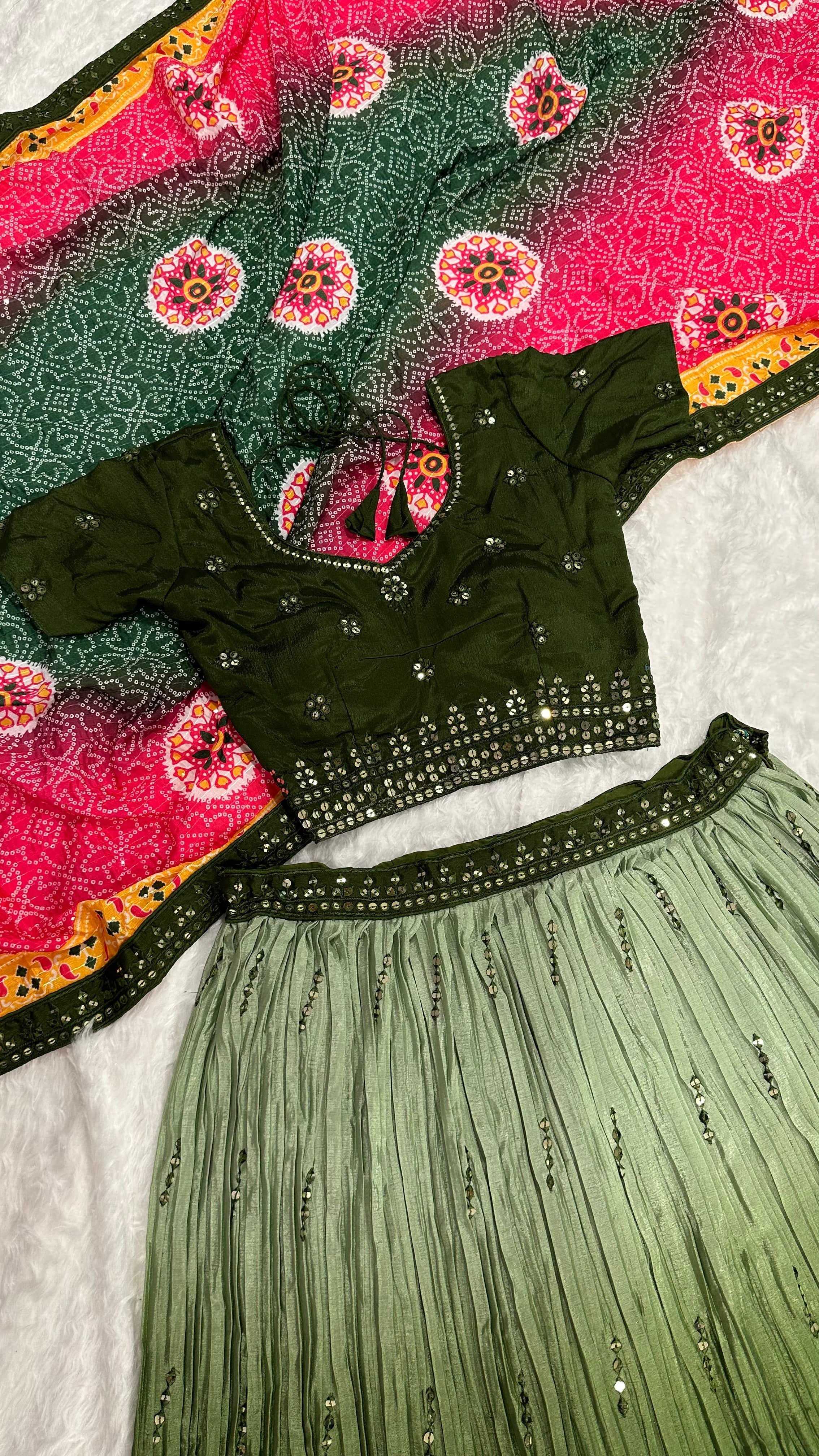 सीक्वेंस और थ्रेड वर्क के साथ पार्टी वियर खूबसूरत लहंगा चोली