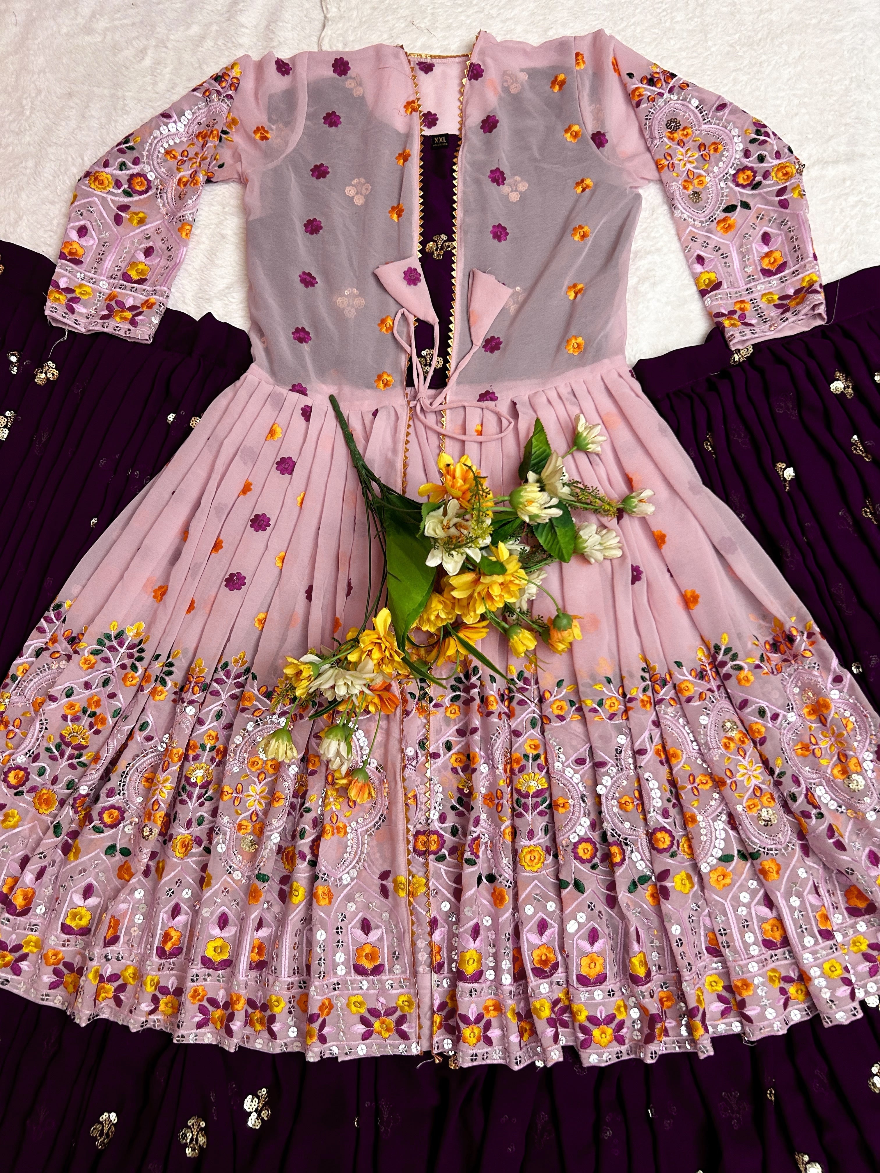 डिज़ाइनर पार्टी वियर लहंगा चोली और खूबसूरत कोटी