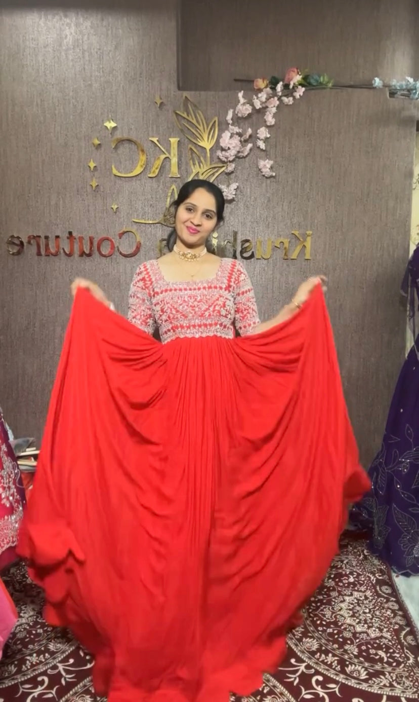 दुपट्टे के साथ डायमंड हैंडवर्क वाला डिज़ाइनर पार्टी वियर गाउन