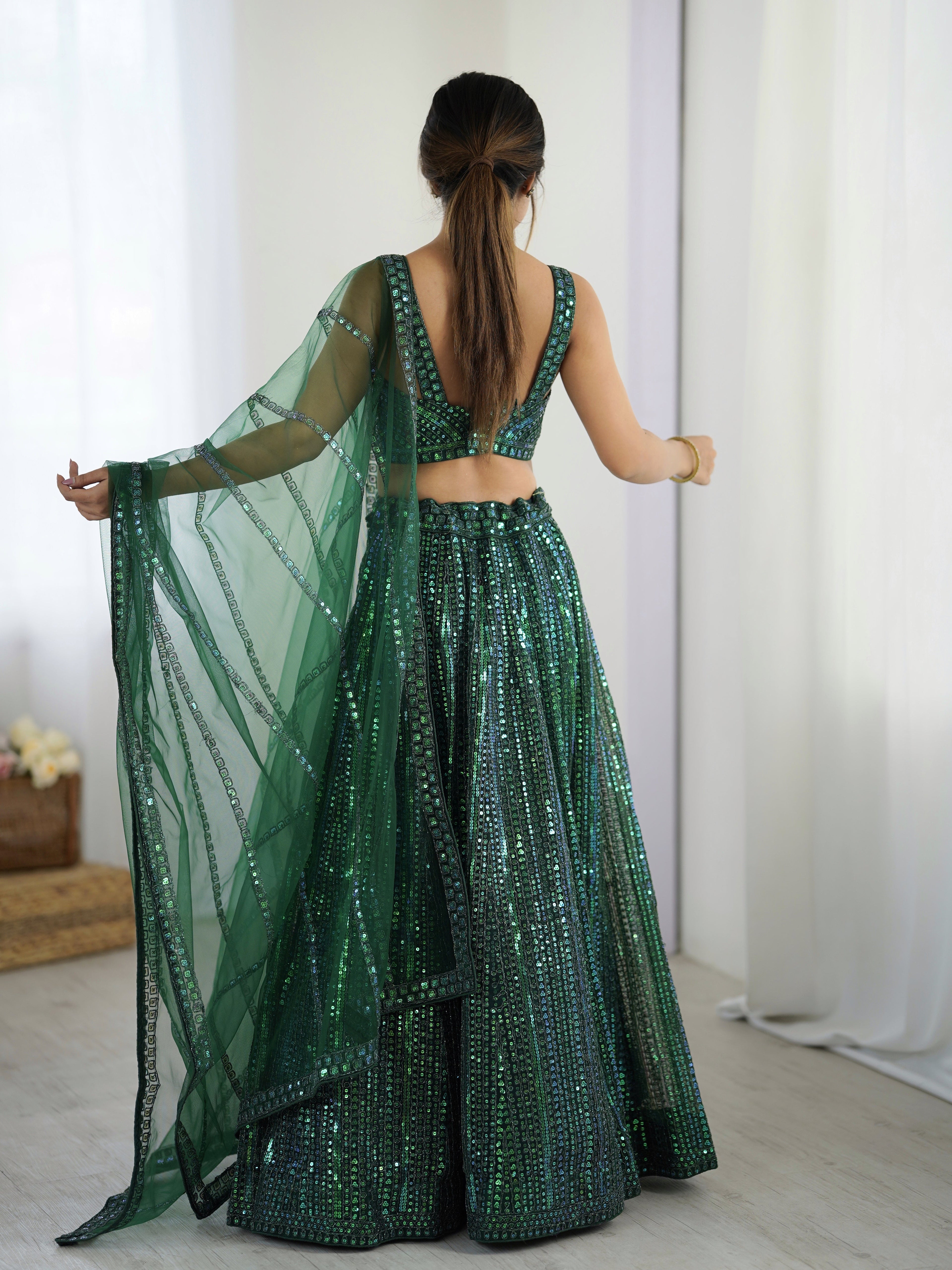 रेनबो सेक्विन और डोरी वर्क के साथ पार्टी वियर लुक लहंगा चोली