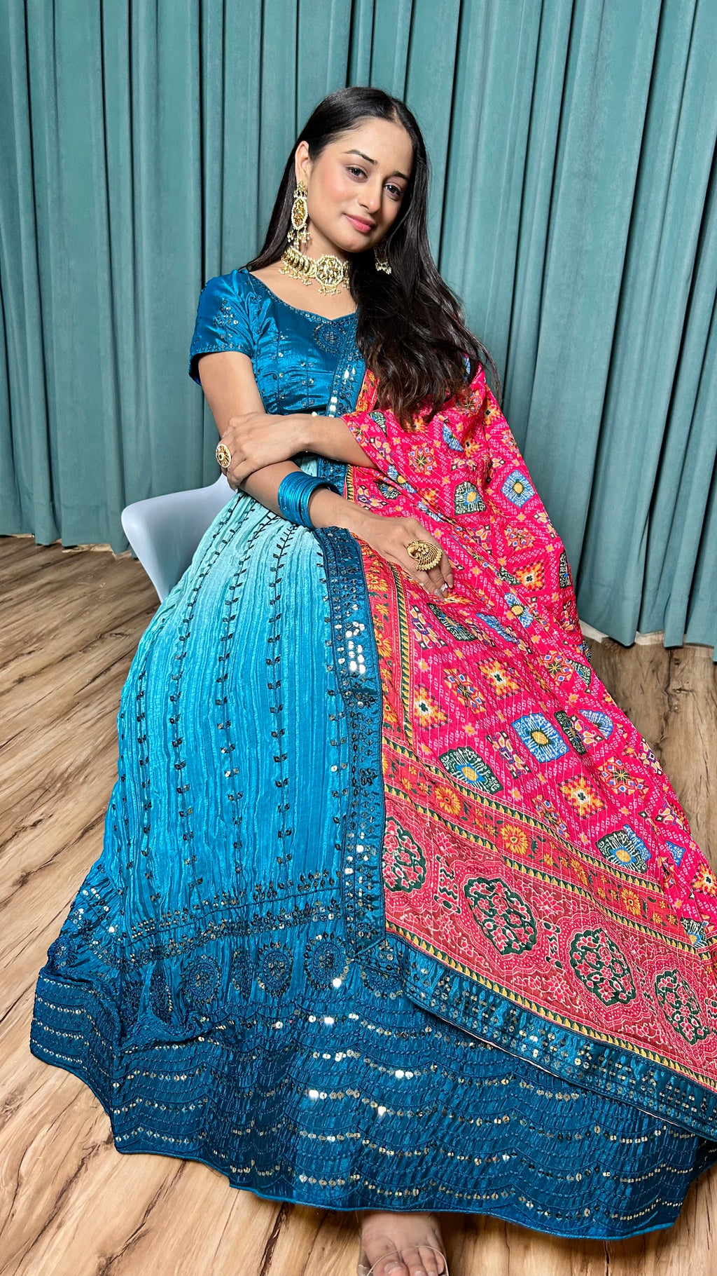 पार्टी वियर डिज़ाइनर लहंगा चोली सीक्वेंस और थ्रेड वर्क के साथ