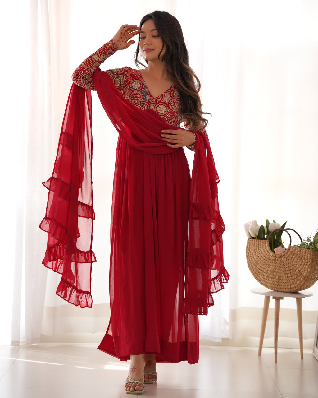 कढ़ाई अनुक्रम कार्य के साथ डिजाइनर पार्टी पहनने सूट सेट