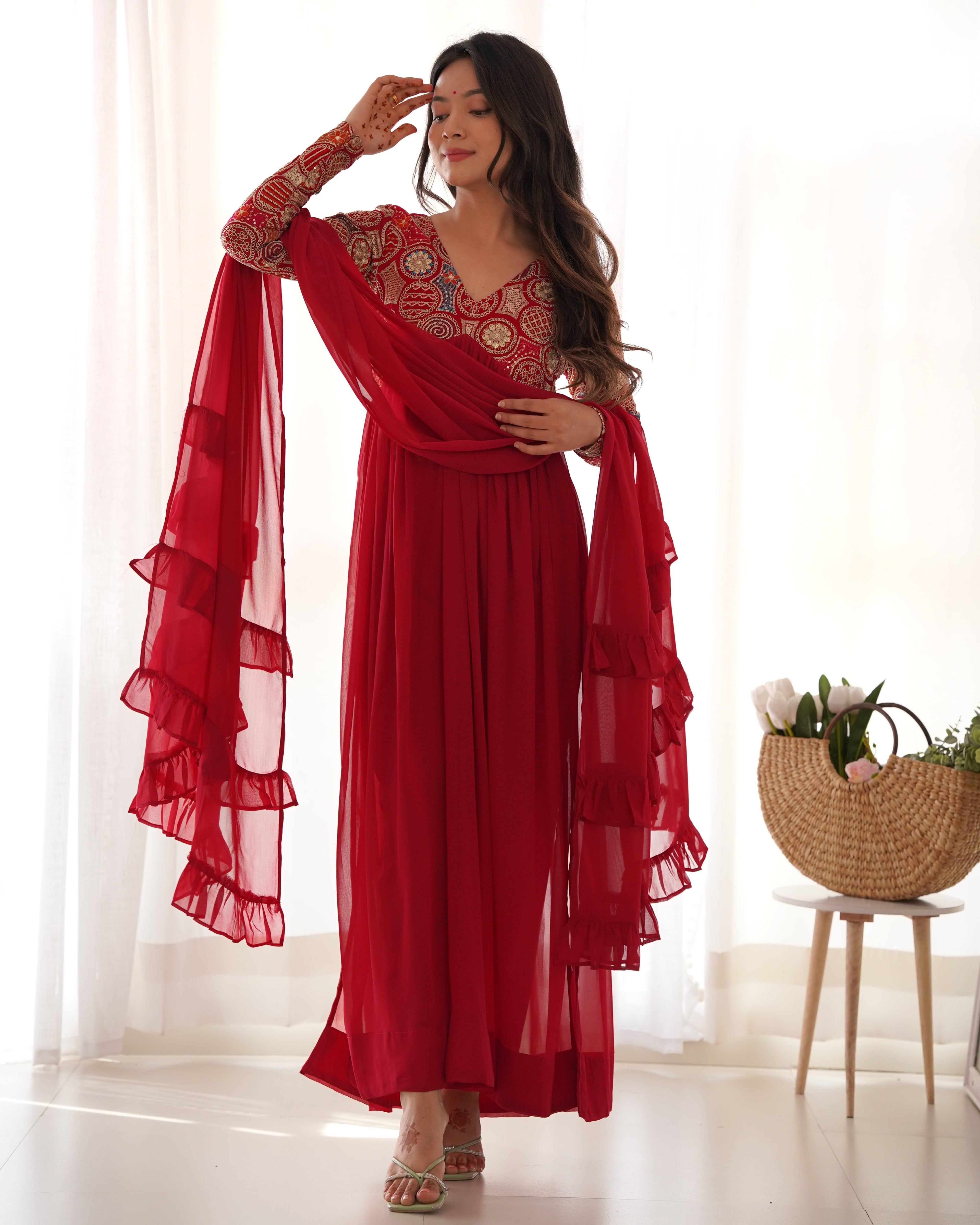 कढ़ाई अनुक्रम कार्य के साथ डिजाइनर पार्टी पहनने सूट सेट