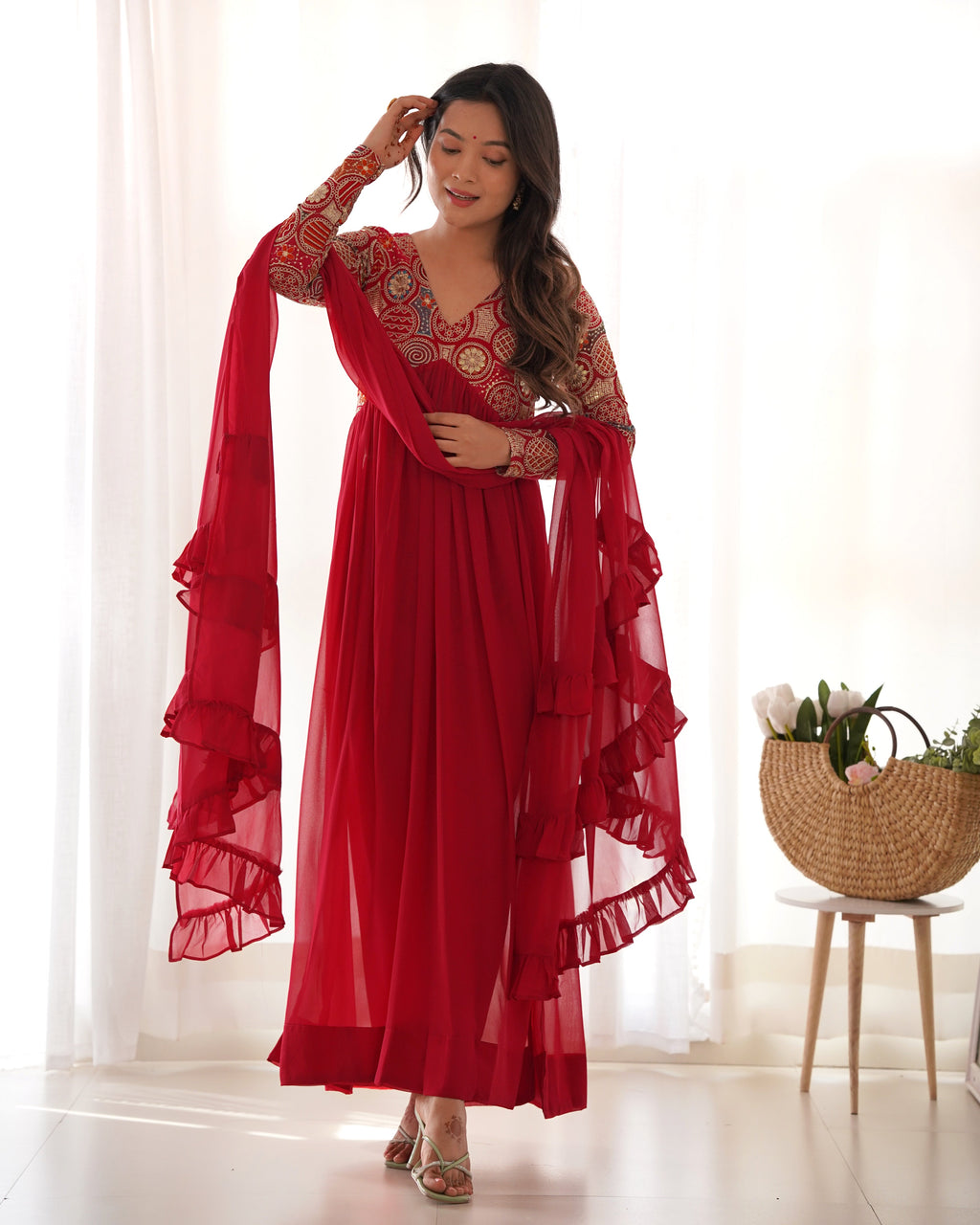 कढ़ाई अनुक्रम कार्य के साथ डिजाइनर पार्टी पहनने सूट सेट