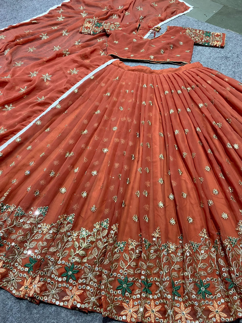 कढ़ाई और सीक्वेंस वर्क के साथ डिज़ाइनर पार्टी वियर लहंगा चोली