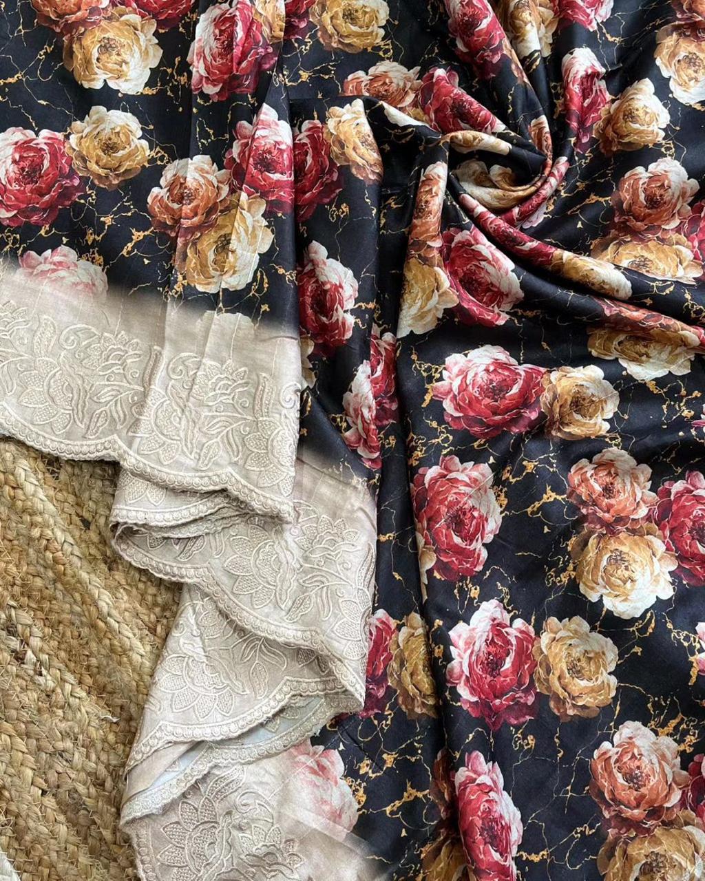 कढ़ाई वाले धागे के काम के साथ डिजाइनर पार्टी वियर साड़ी