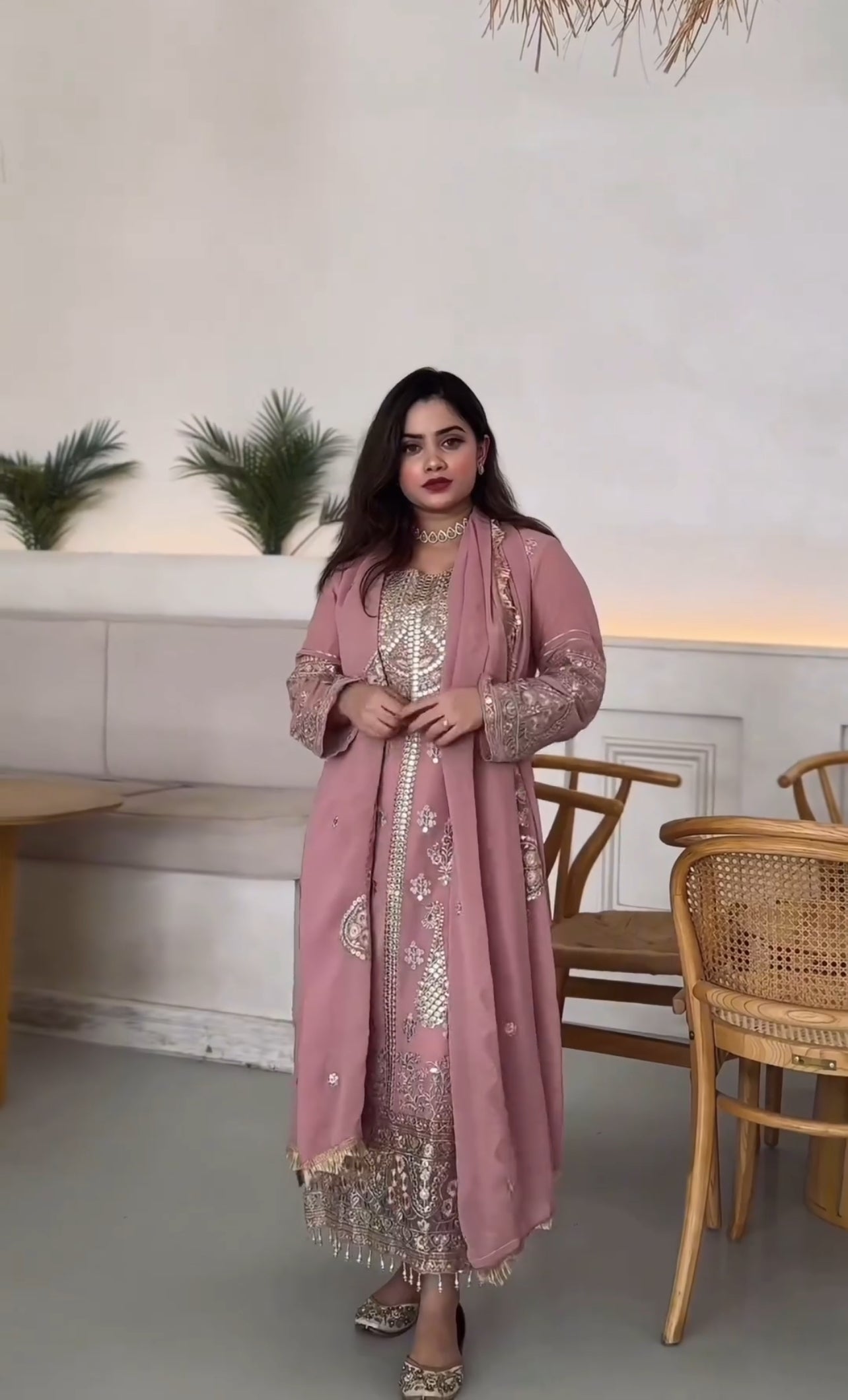 भारी कढ़ाई अनुक्रम कार्य के साथ फैंसी टॉप-बॉटम और दुपट्टा