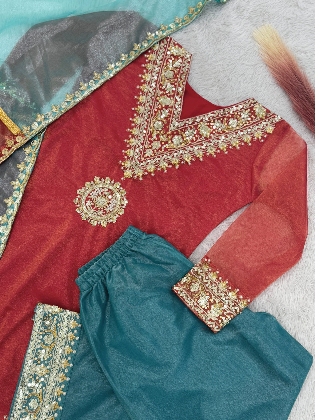 कढ़ाई और अनुक्रमिक कार्य के साथ पत्थर के हाथ के काम के साथ फैंसी सूट