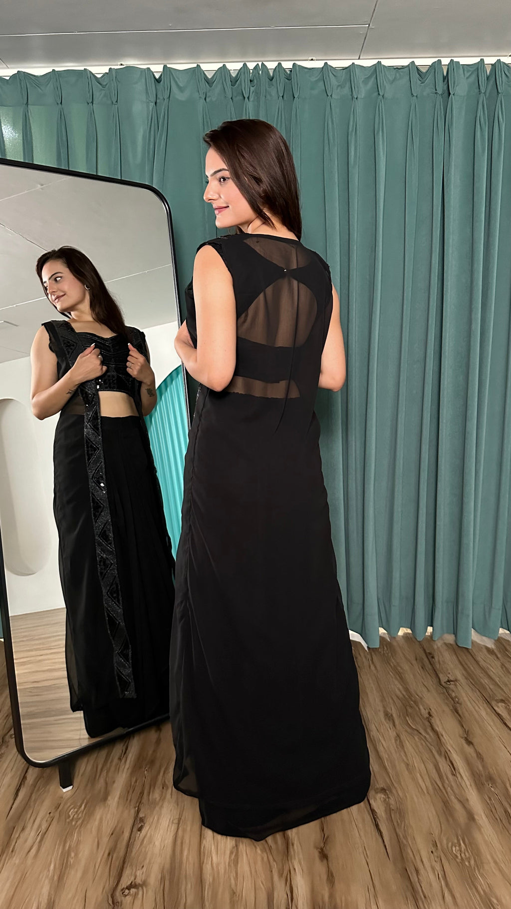 पार्टी वियर डिज़ाइनर टॉप बॉटम सुंदर श्रग के साथ