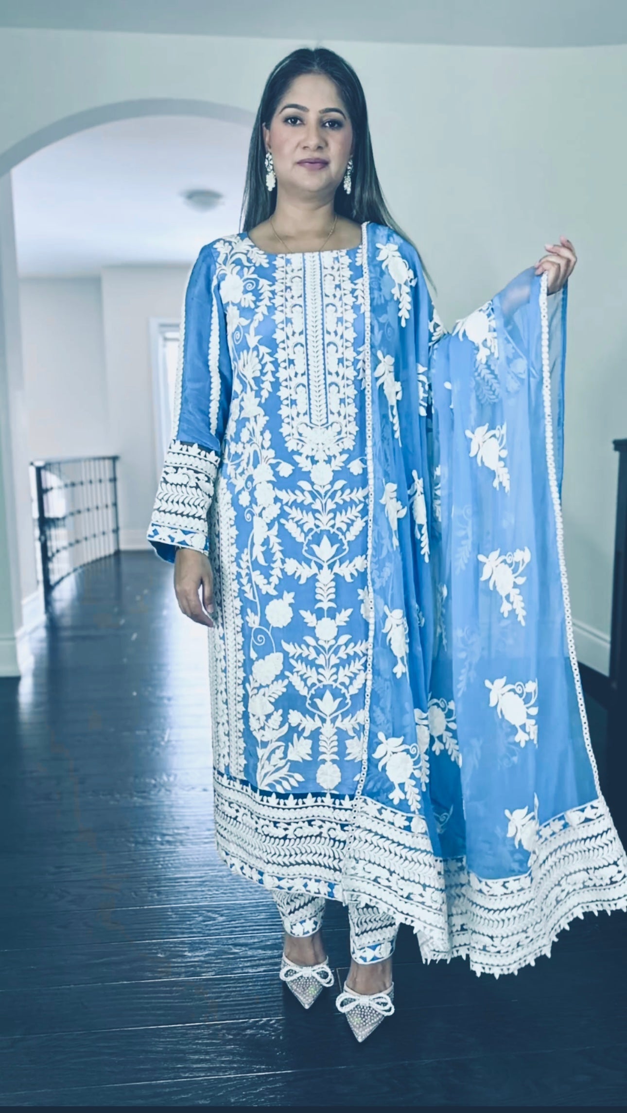 डिज़ाइनर पार्टी वियर टॉप-सररा और दुपट्टा कढ़ाई वर्क के साथ