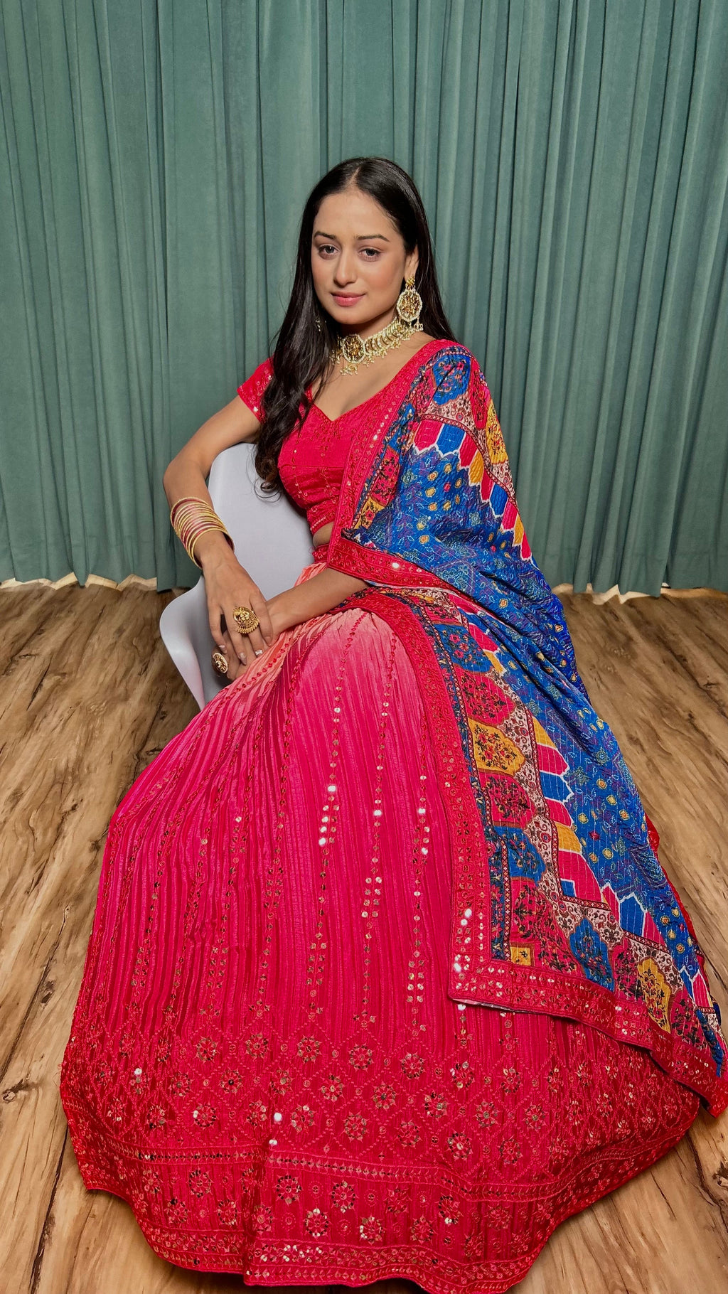 सीक्वेंस और थ्रेड वर्क के साथ पार्टी वियर लहंगा चोली