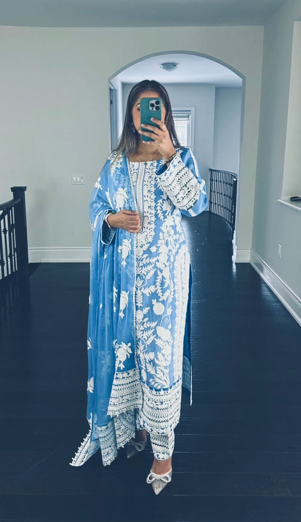 डिज़ाइनर पार्टी वियर टॉप-सररा और दुपट्टा कढ़ाई वर्क के साथ