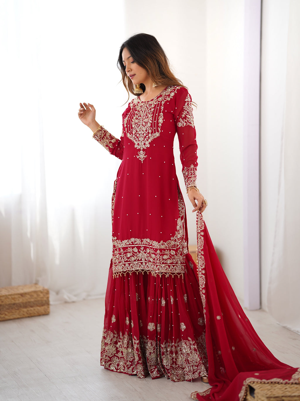 पार्टी वियर लुक: दुपट्टे के साथ टॉप और बॉटम में खूबसूरत दिखें