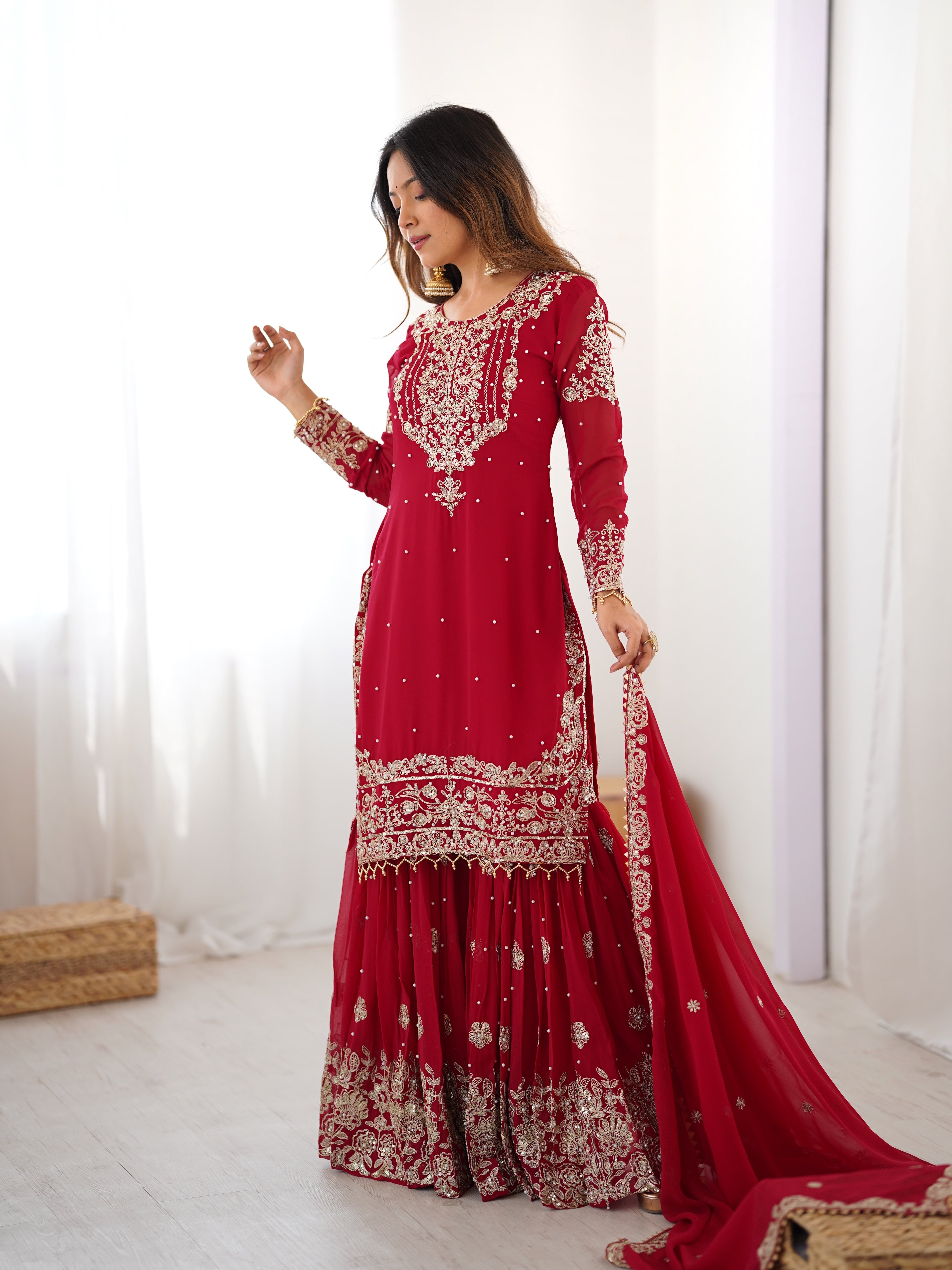 पार्टी वियर लुक: दुपट्टे के साथ टॉप और बॉटम में खूबसूरत दिखें