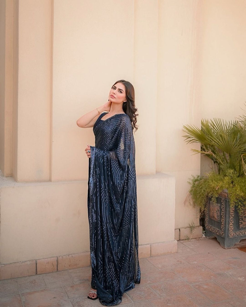 सीक्वेंस कढ़ाई वर्क वाली डिज़ाइनर पार्टी वियर साड़ी