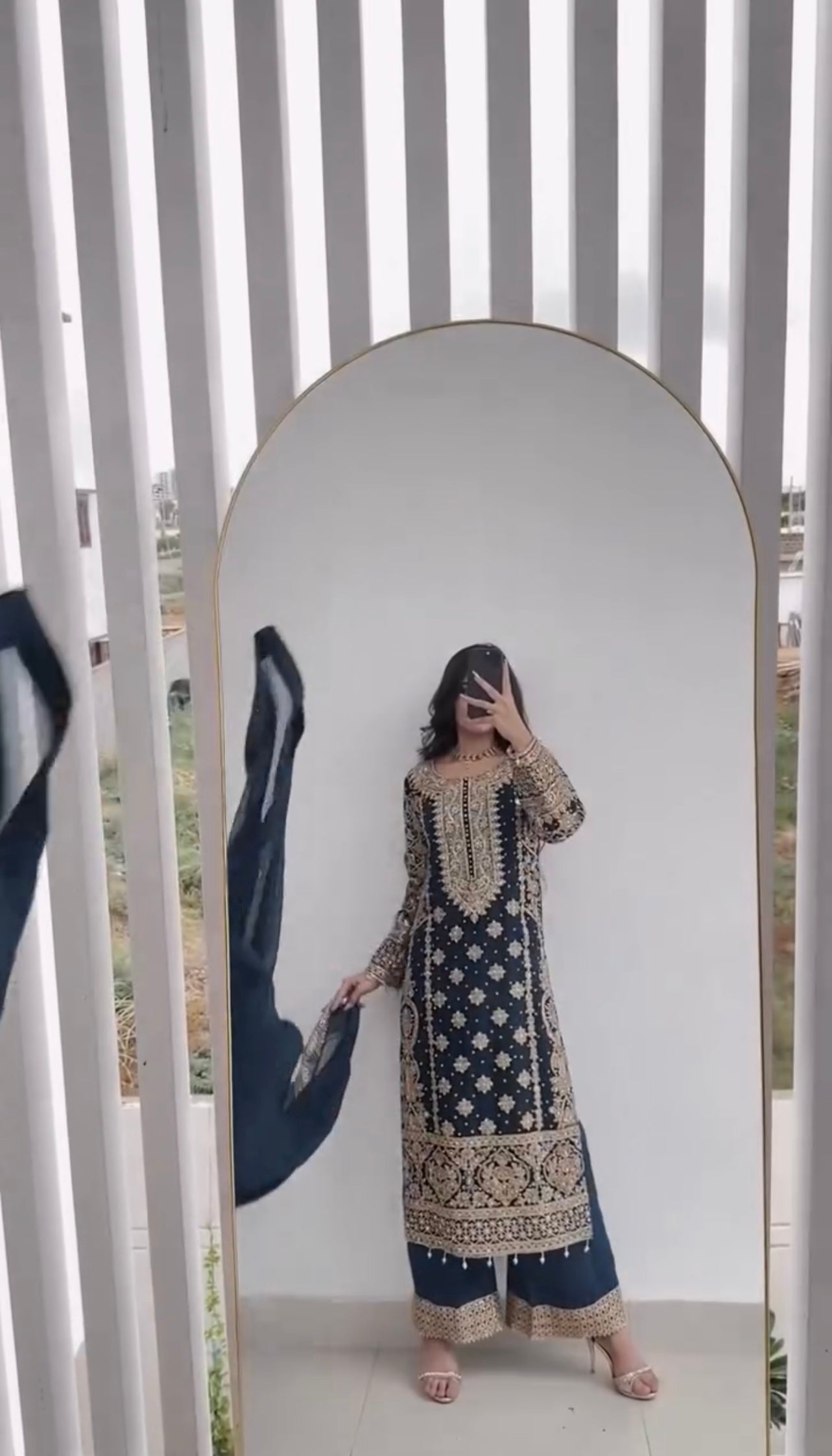 भारी कढ़ाई अनुक्रम कार्य के साथ फैंसी टॉप-बॉटम और दुपट्टा