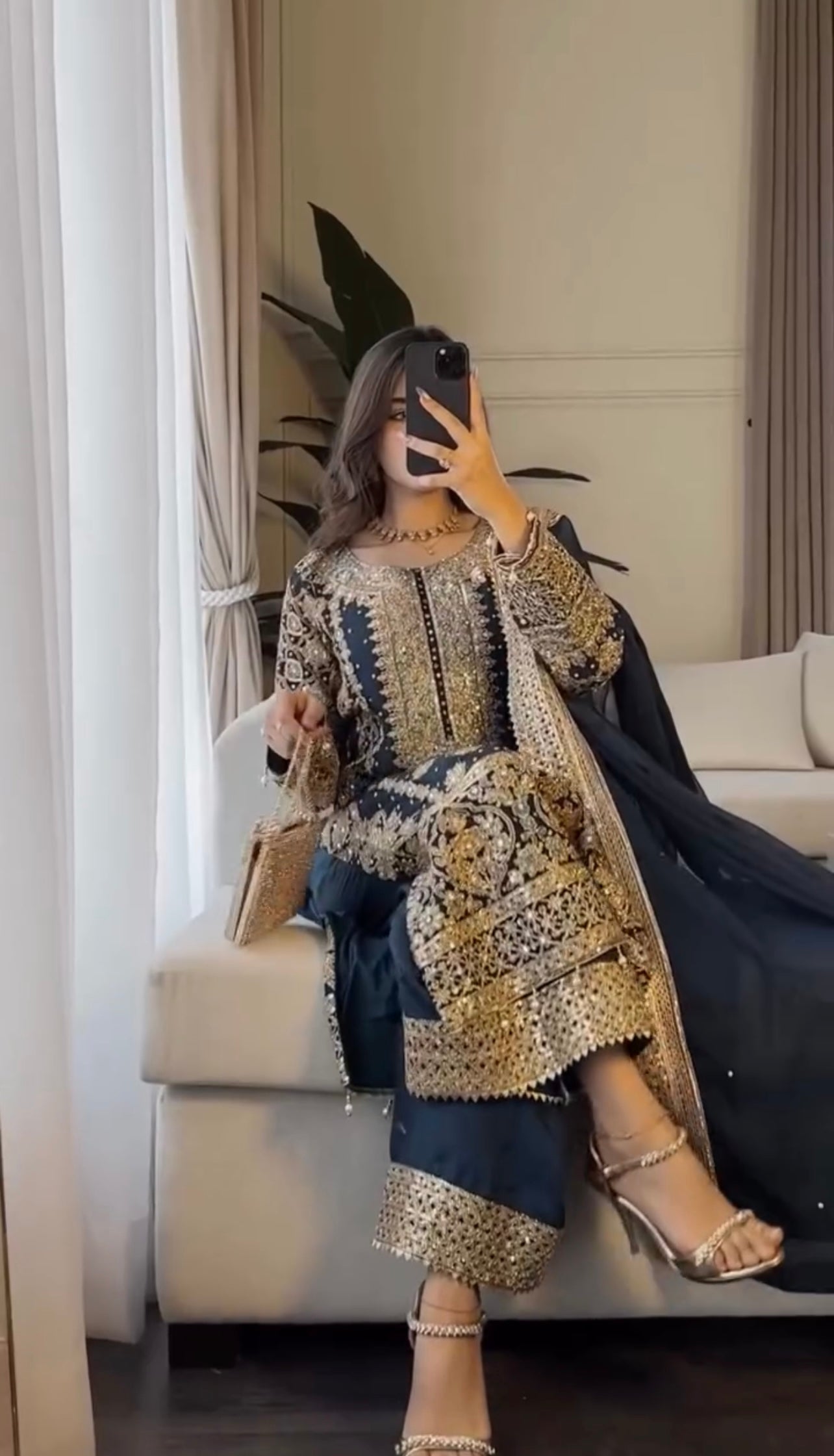 भारी कढ़ाई अनुक्रम कार्य के साथ फैंसी टॉप-बॉटम और दुपट्टा