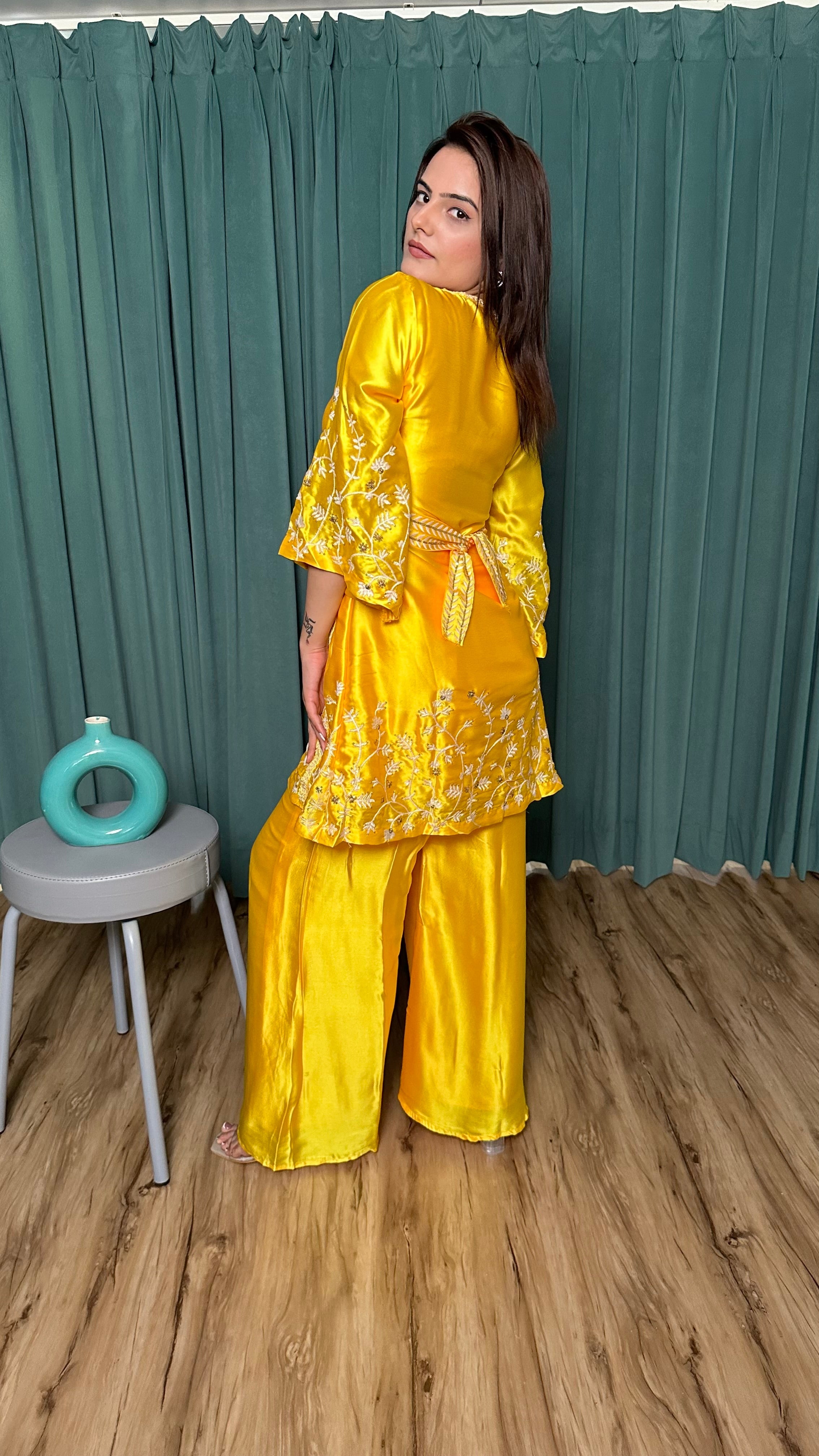 थ्रेड और सीक्वेंस वर्क के साथ पार्टी वियर टॉप और बॉटम