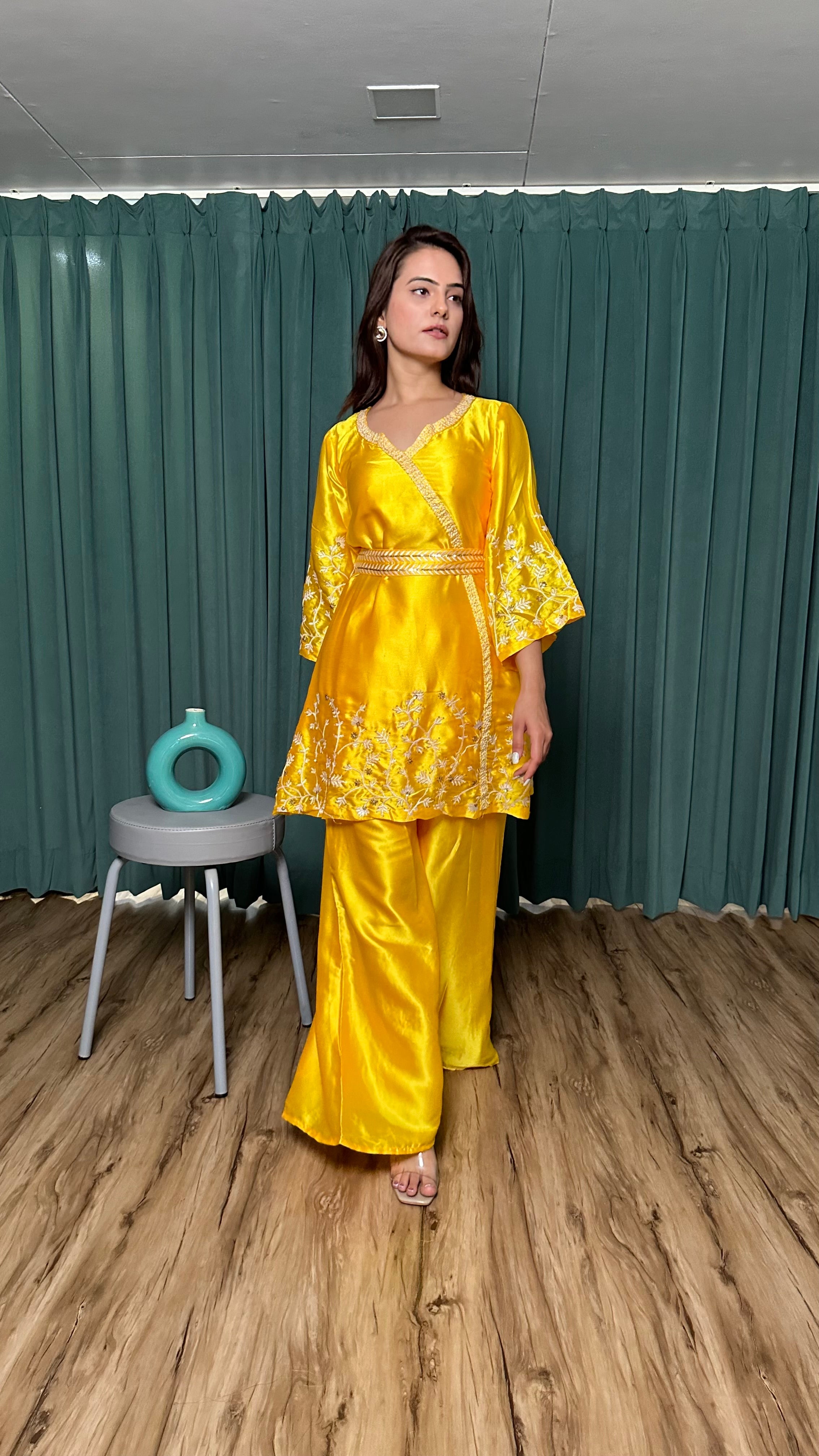 थ्रेड और सीक्वेंस वर्क के साथ पार्टी वियर टॉप और बॉटम