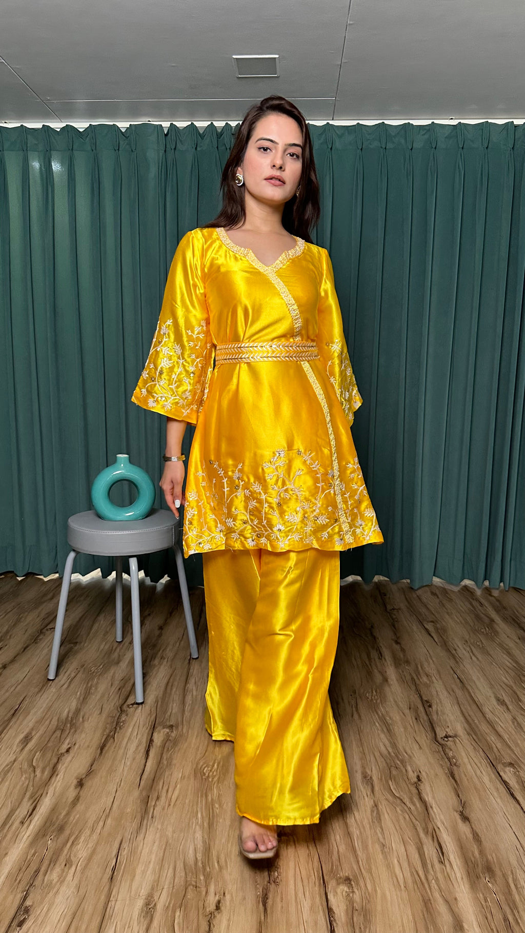 थ्रेड और सीक्वेंस वर्क के साथ पार्टी वियर टॉप और बॉटम