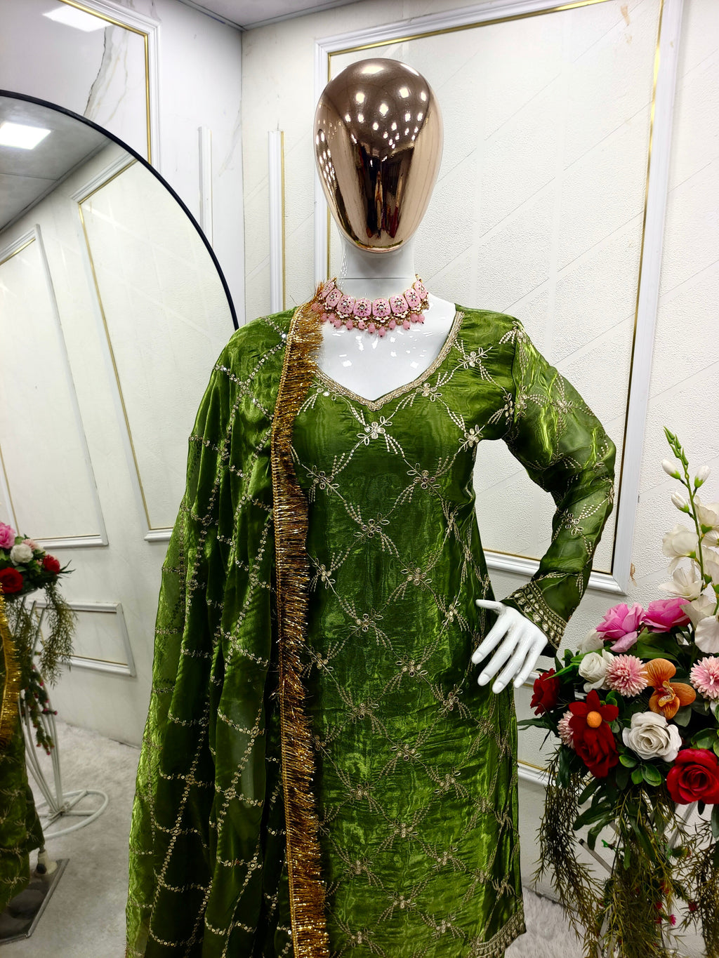 पार्टी वियर खूबसूरत टॉप-पटियाला और दुपट्टा