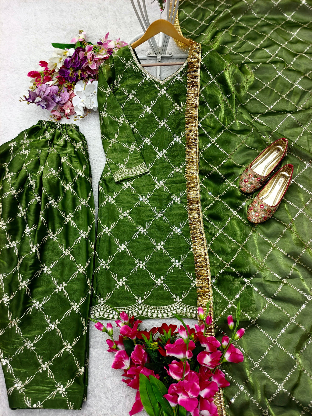 पार्टी वियर खूबसूरत टॉप-पटियाला और दुपट्टा