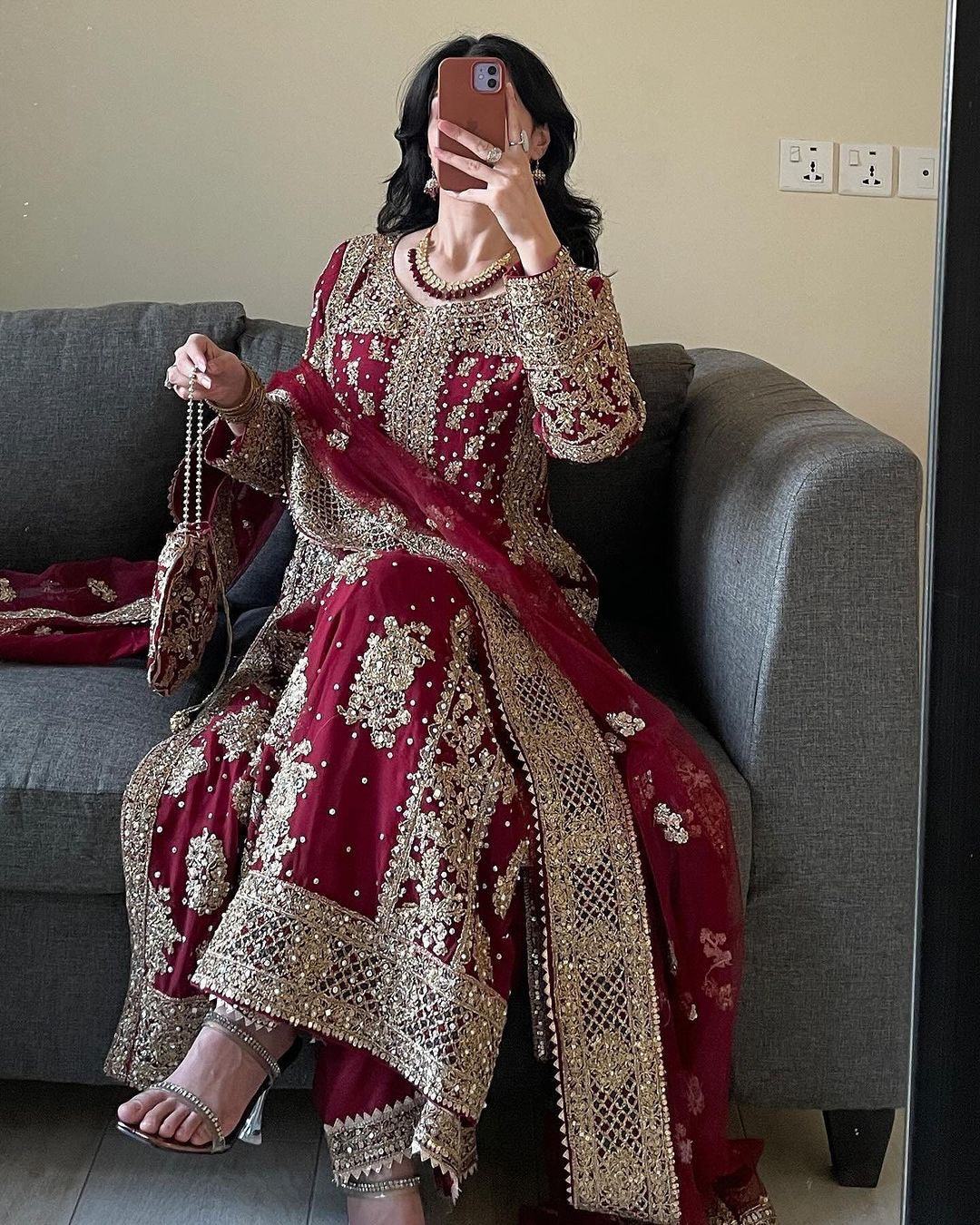 टॉप - कढ़ाई सेक्विन वर्क के साथ दुपट्टे के साथ प्लाज़ो