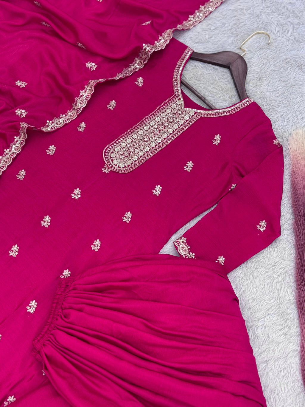 सुंदर कढ़ाई और अनुक्रमिक कार्य के साथ फैंसी सूट सेट