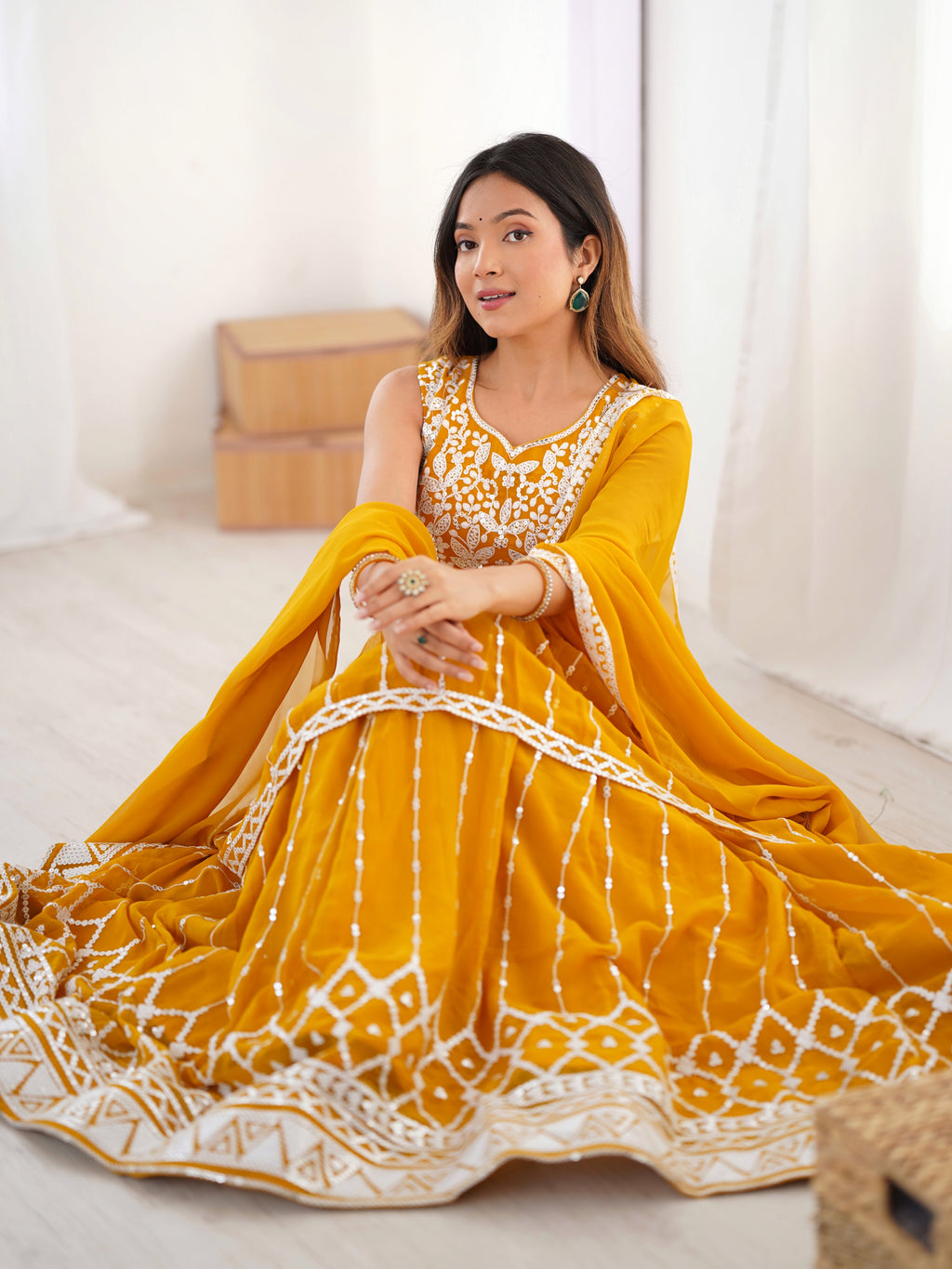 पार्टी वियर डिज़ाइनर टॉप-बॉटम और दुपट्टा थ्रेड और सीक्वेंस वर्क