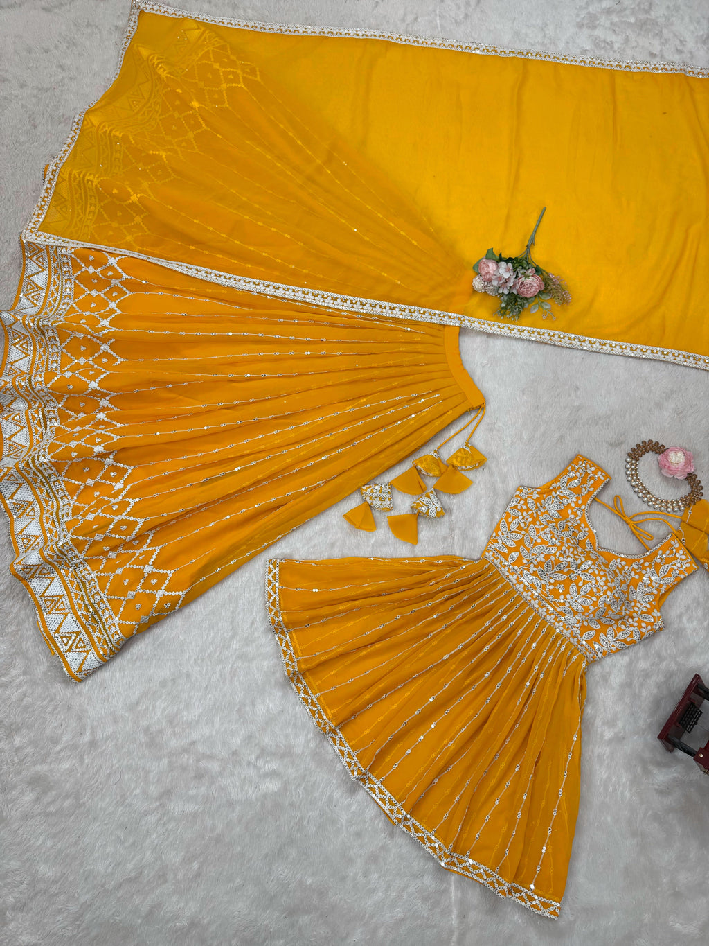 पार्टी वियर डिज़ाइनर टॉप-बॉटम और दुपट्टा थ्रेड और सीक्वेंस वर्क