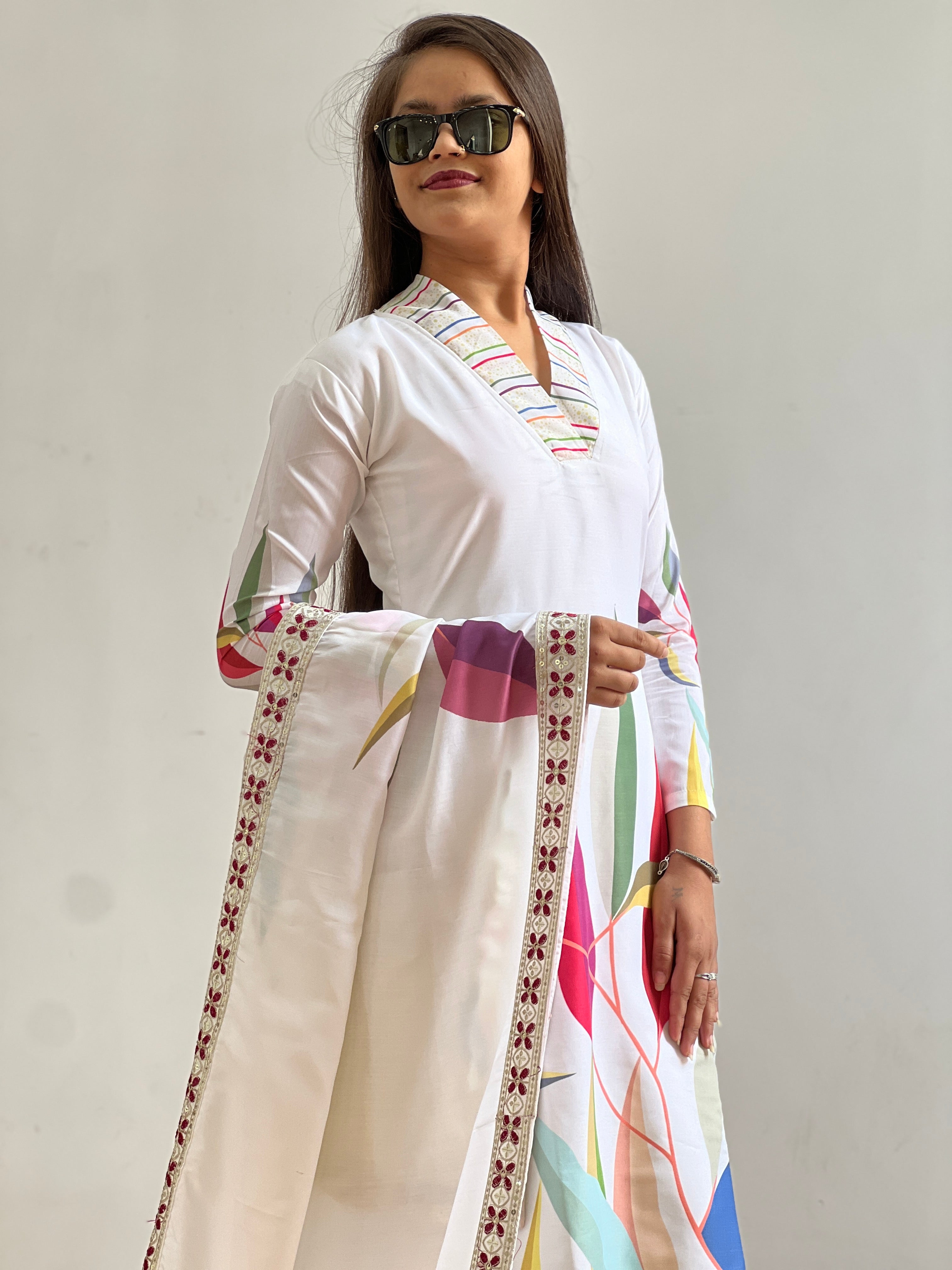 सुंदर डिजिटल प्रिंट के साथ पार्टी वियर फैंसी सूट सेट