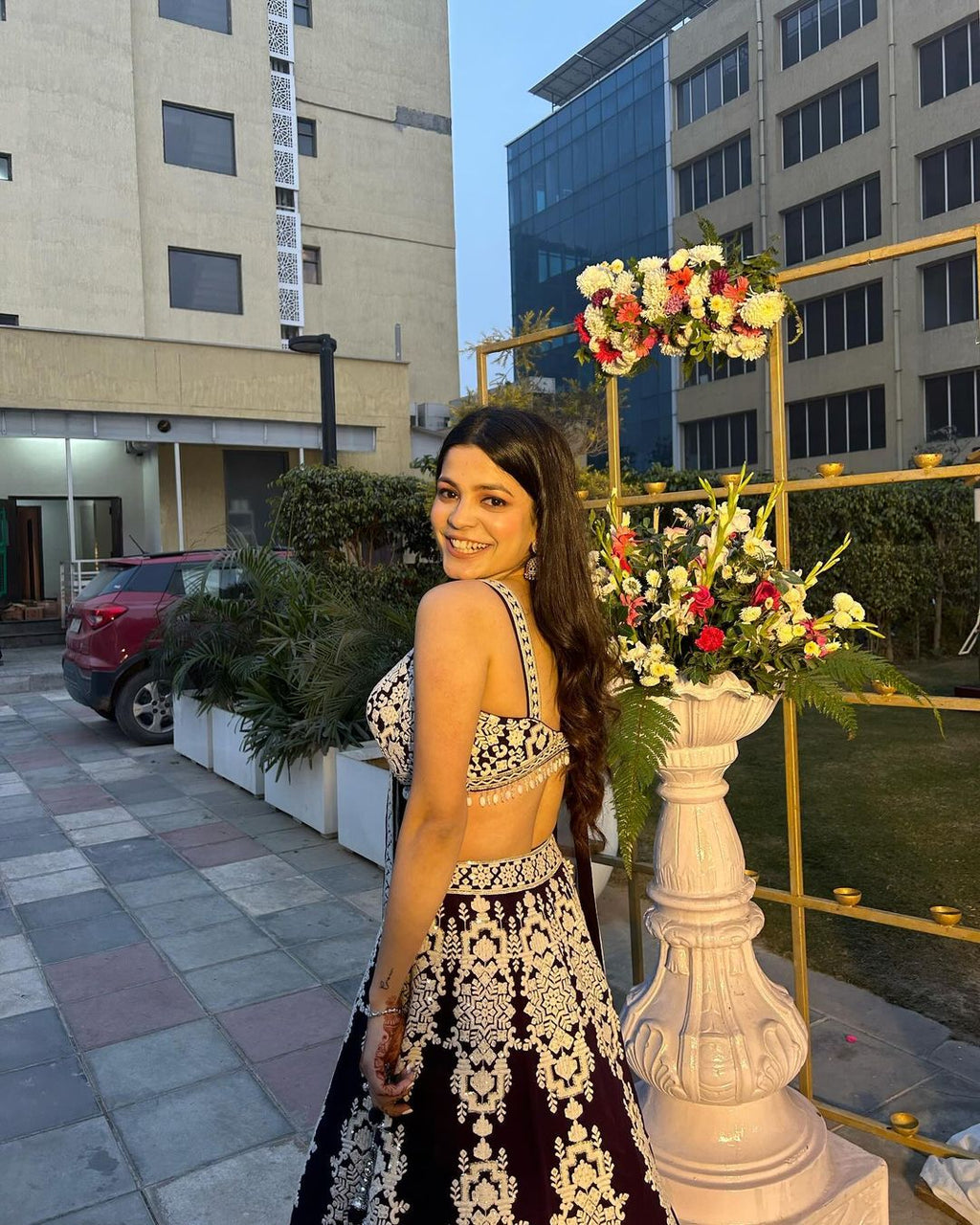 थ्रेड और सेक्विन वर्क के साथ डिज़ाइनर पार्टी वियर लहंगा चोली