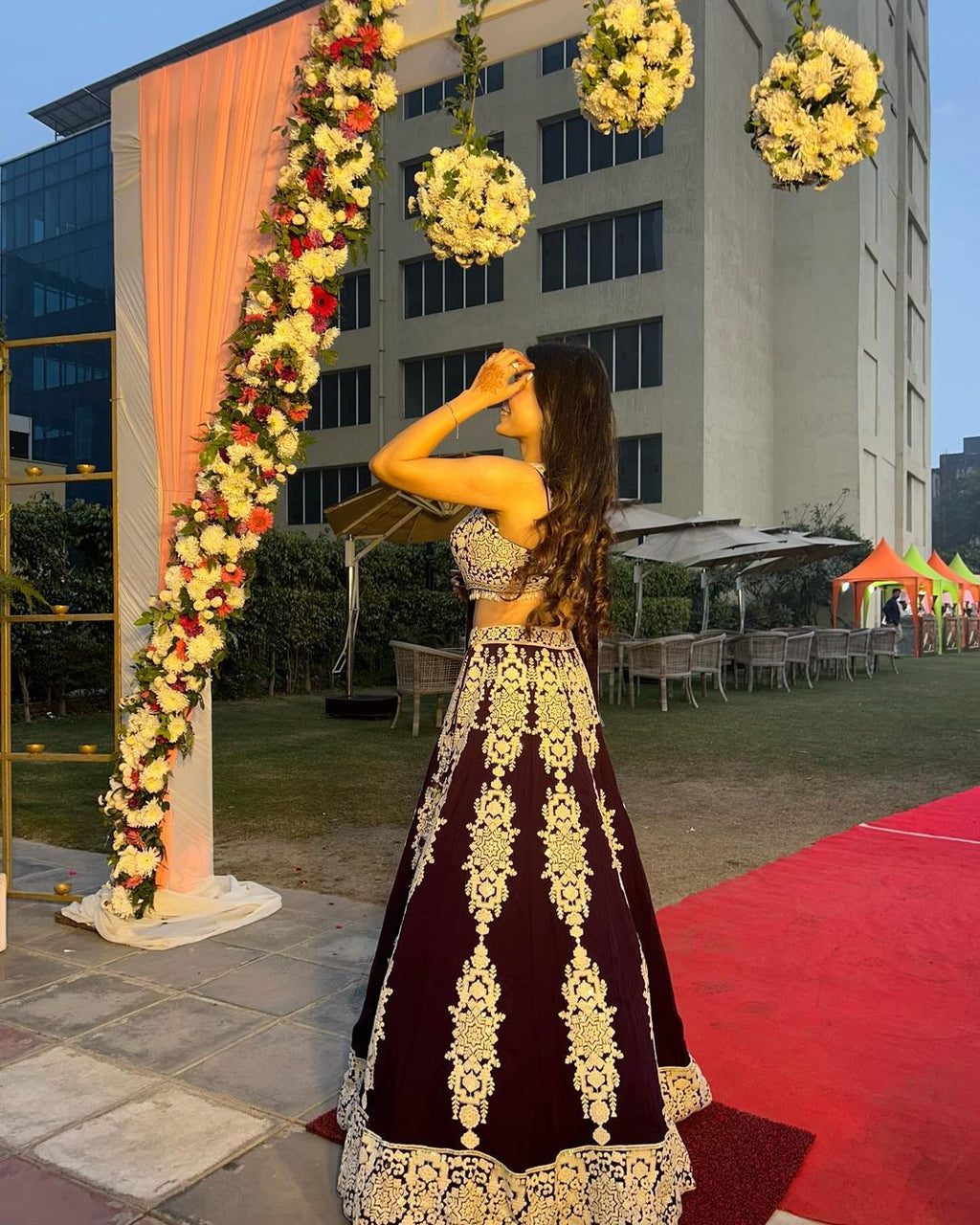 थ्रेड और सेक्विन वर्क के साथ डिज़ाइनर पार्टी वियर लहंगा चोली