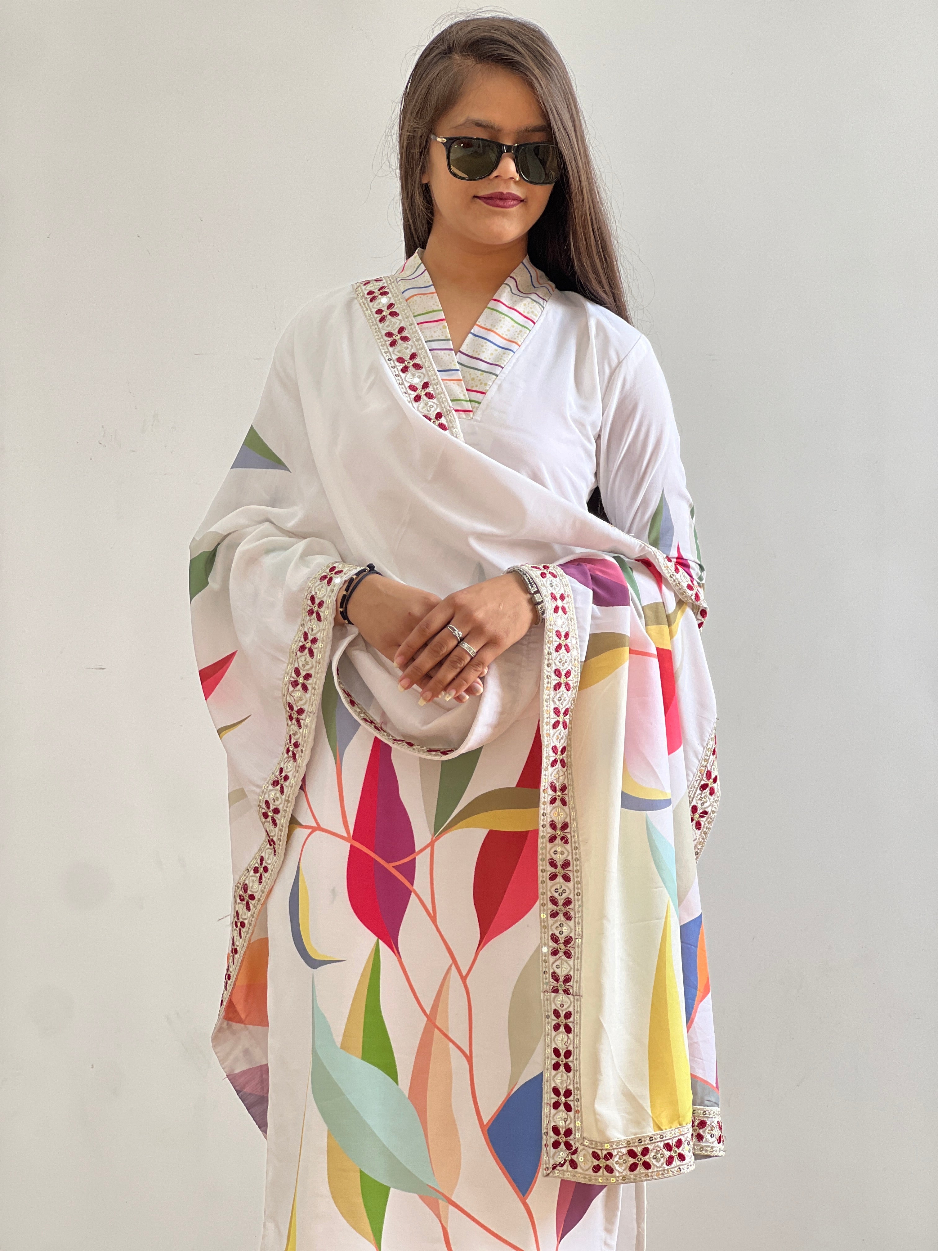 सुंदर डिजिटल प्रिंट के साथ पार्टी वियर फैंसी सूट सेट