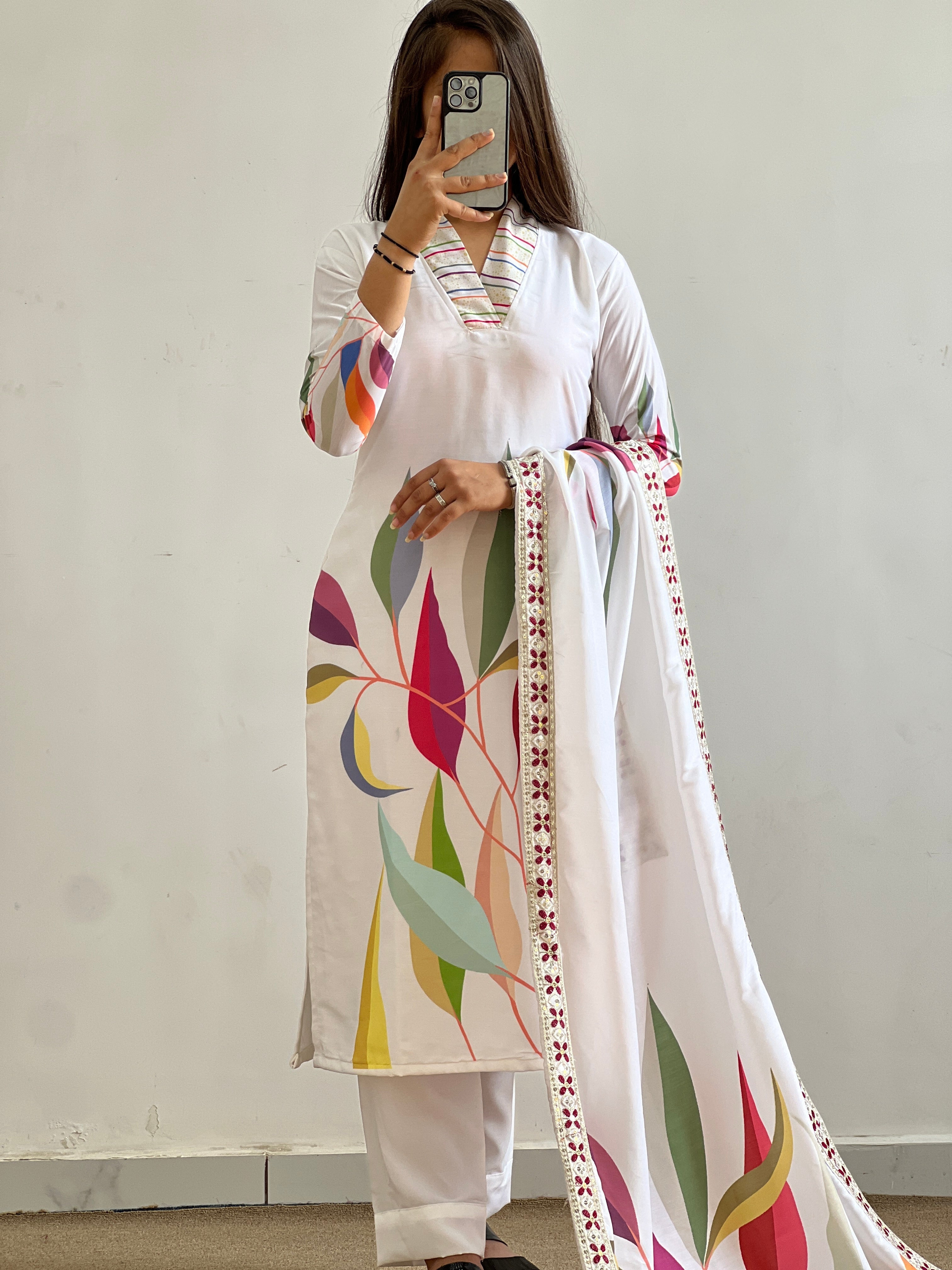 सुंदर डिजिटल प्रिंट के साथ पार्टी वियर फैंसी सूट सेट