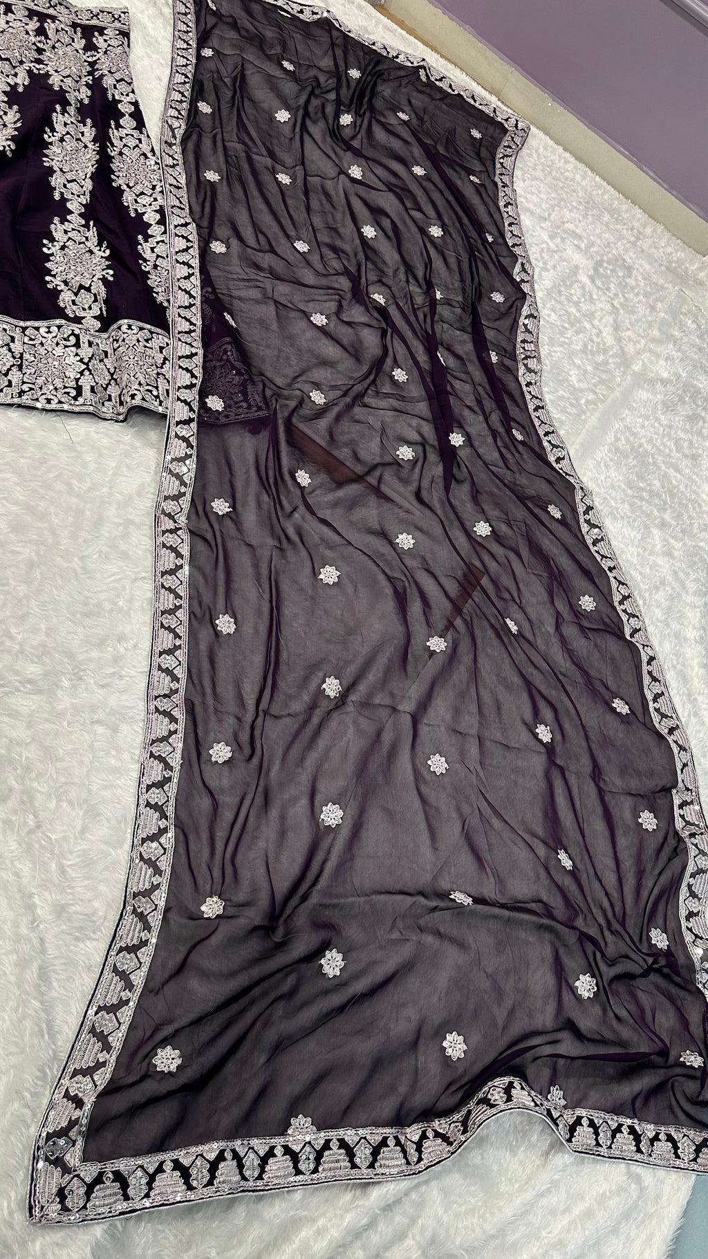 पार्टी वियर डिज़ाइनर लहंगा चोली थ्रेड और सीक्वेंस वर्क के साथ