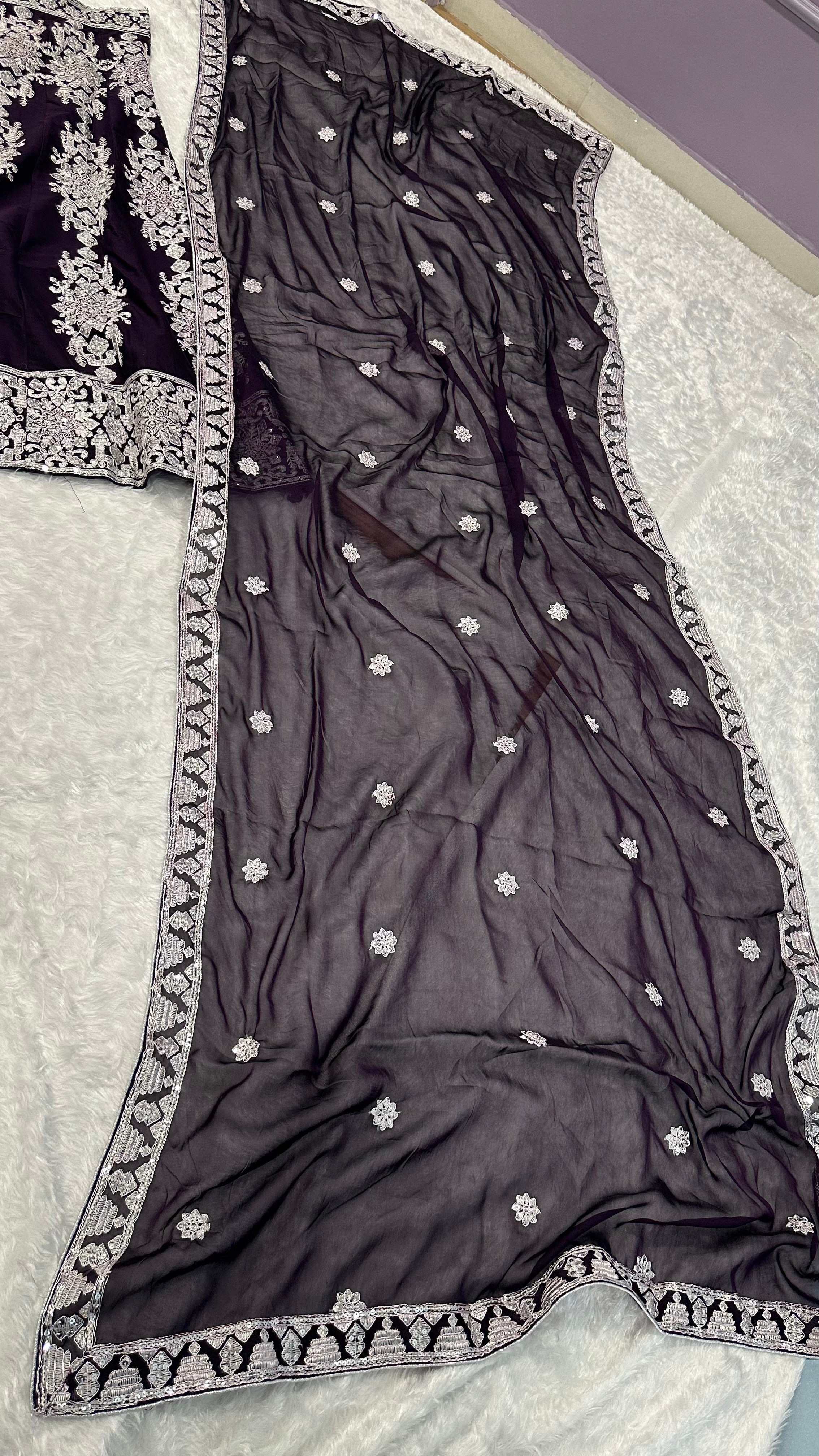 पार्टी वियर डिज़ाइनर लहंगा चोली थ्रेड और सीक्वेंस वर्क के साथ