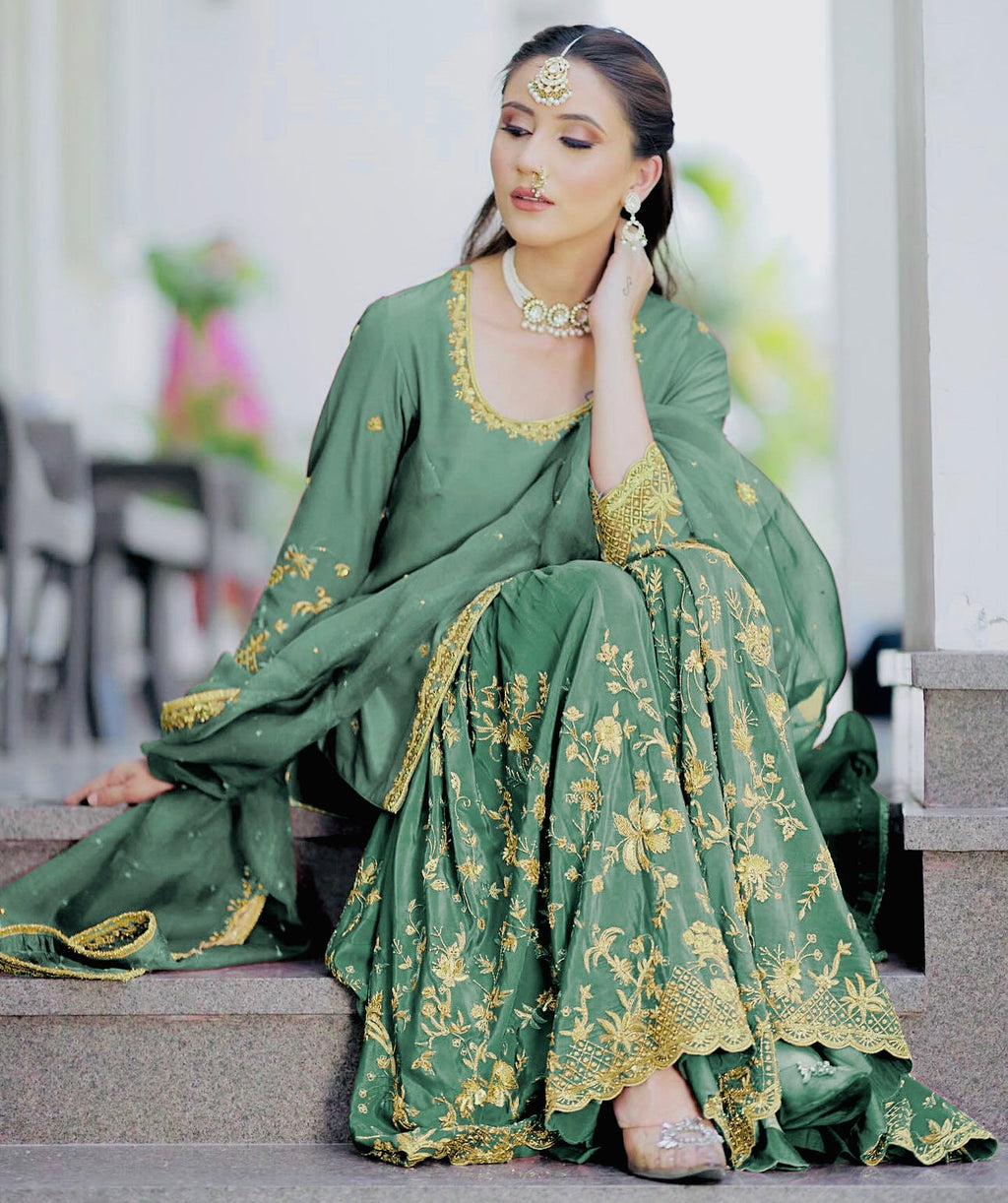 डिज़ाइनर पार्टी वियर टॉप-सररा और दुपट्टा कढ़ाई सीक्वेंस वर्क के साथ