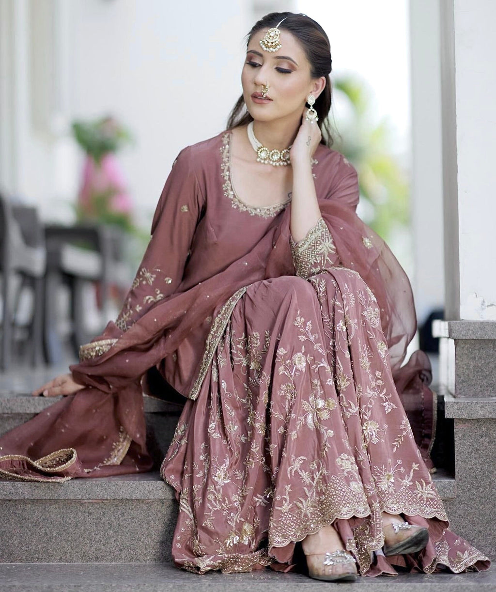 डिज़ाइनर पार्टी वियर टॉप-सररा और दुपट्टा कढ़ाई सीक्वेंस वर्क के साथ