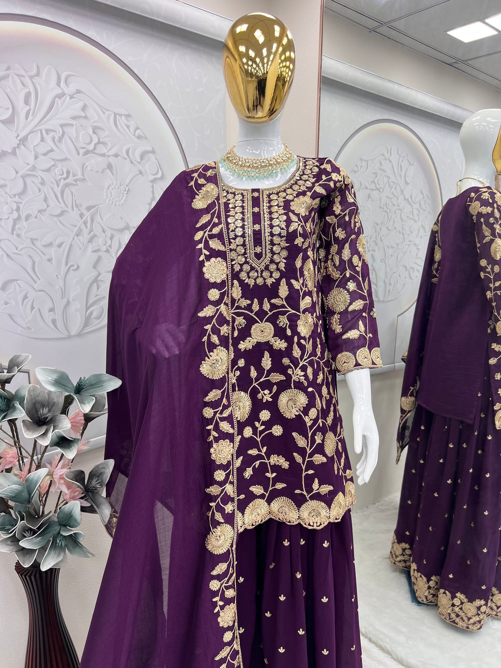 कढ़ाई कोडिंग और सेक्विन वर्क के साथ डिज़ाइनर पार्टी वियर सूट सेट