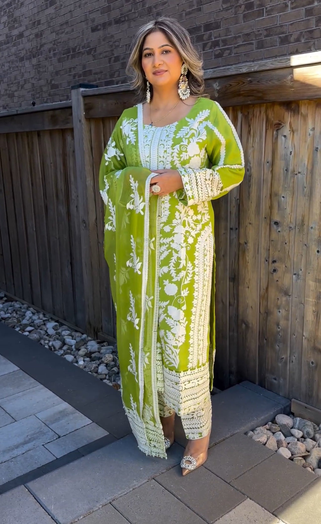 डिज़ाइनर पार्टी वियर टॉप-सररा और दुपट्टा कढ़ाई वर्क के साथ